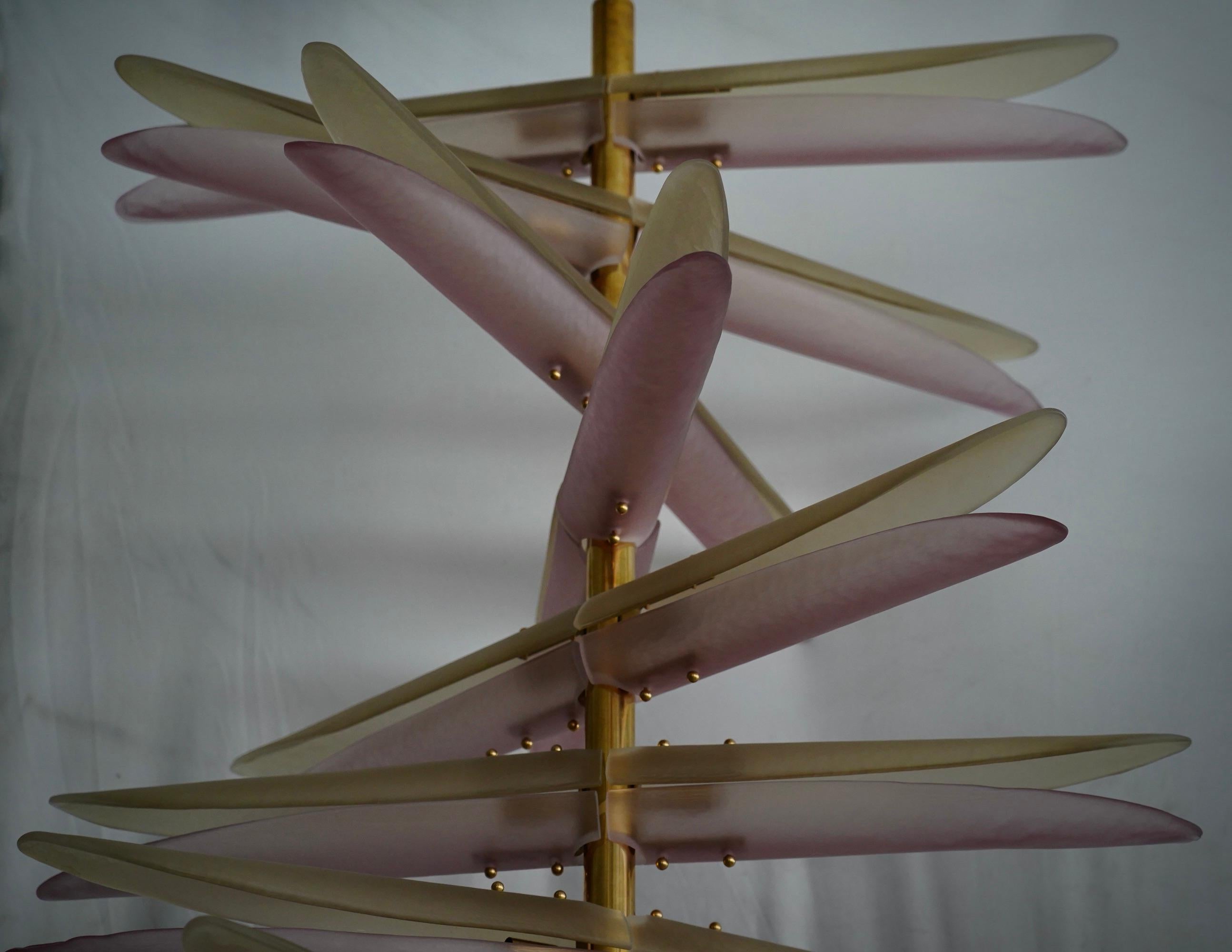 Murano Helix Rosa und Bernstein Kunstglas und Messing Kronleuchter und Anhänger, 2020 (Italienisch) im Angebot