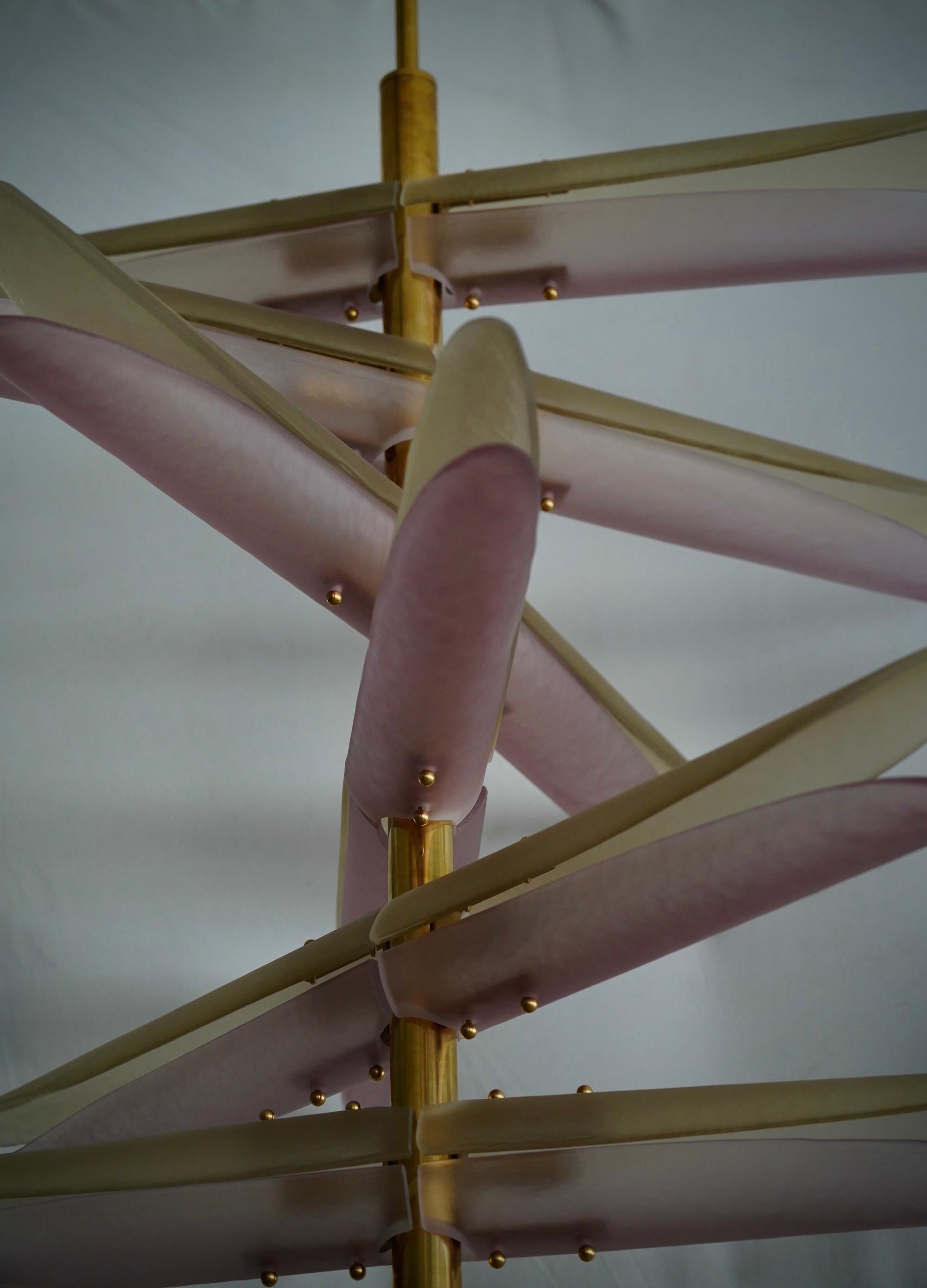 Murano Helix Rosa und Bernstein Kunstglas und Messing Kronleuchter und Anhänger, 2020 im Zustand „Gut“ im Angebot in Roma, Lazio