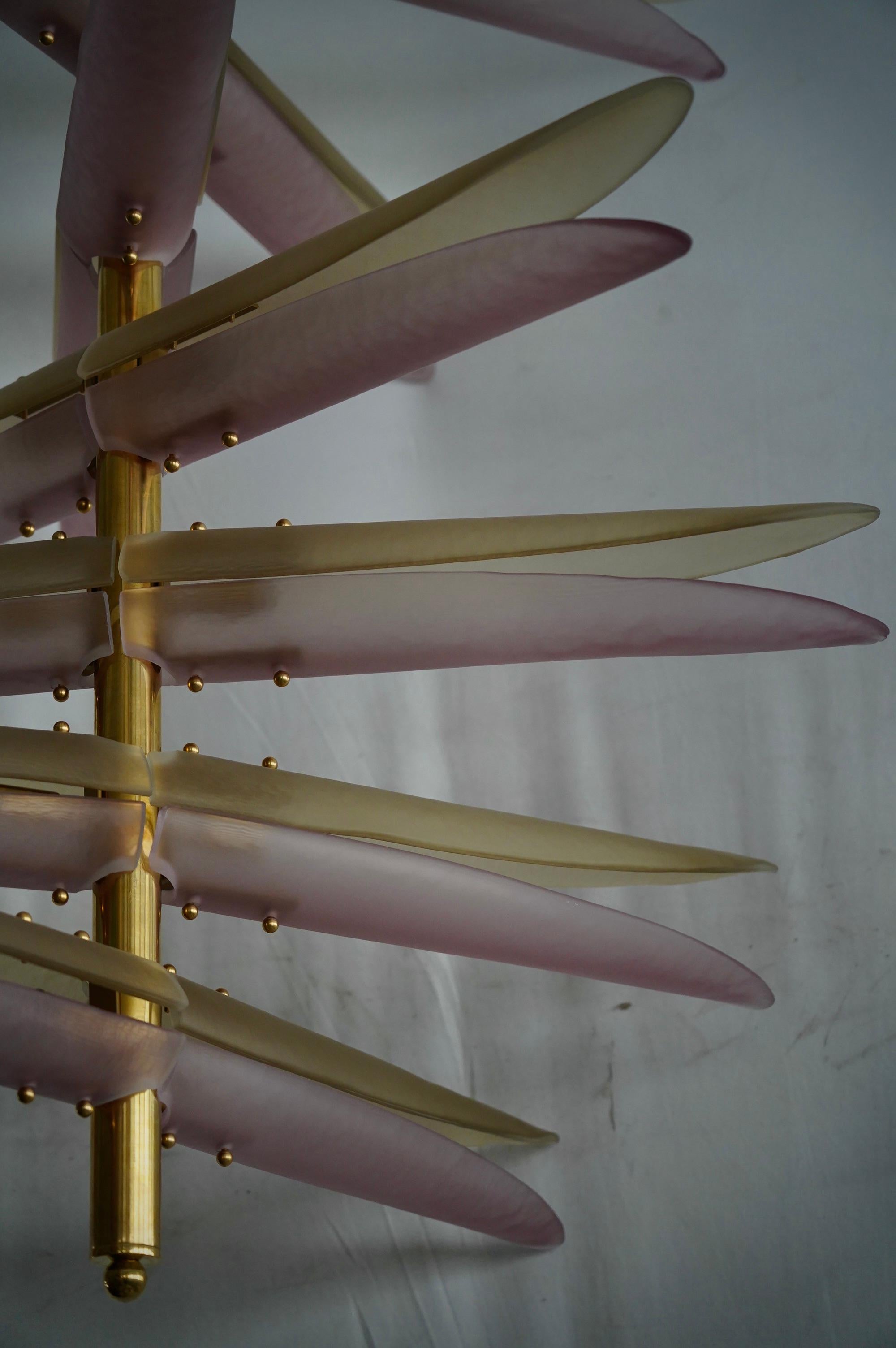 Murano Helix Rosa und Bernstein Kunstglas und Messing Kronleuchter und Anhänger, 2020 (21. Jahrhundert und zeitgenössisch) im Angebot