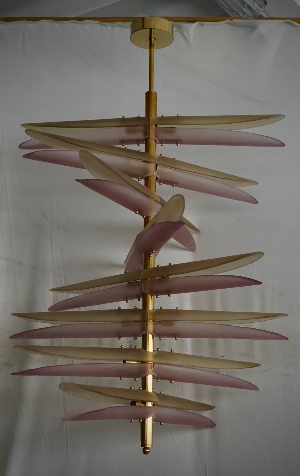 Murano Helix Rosa und Bernstein Kunstglas und Messing Kronleuchter und Anhänger, 2020 im Angebot 1