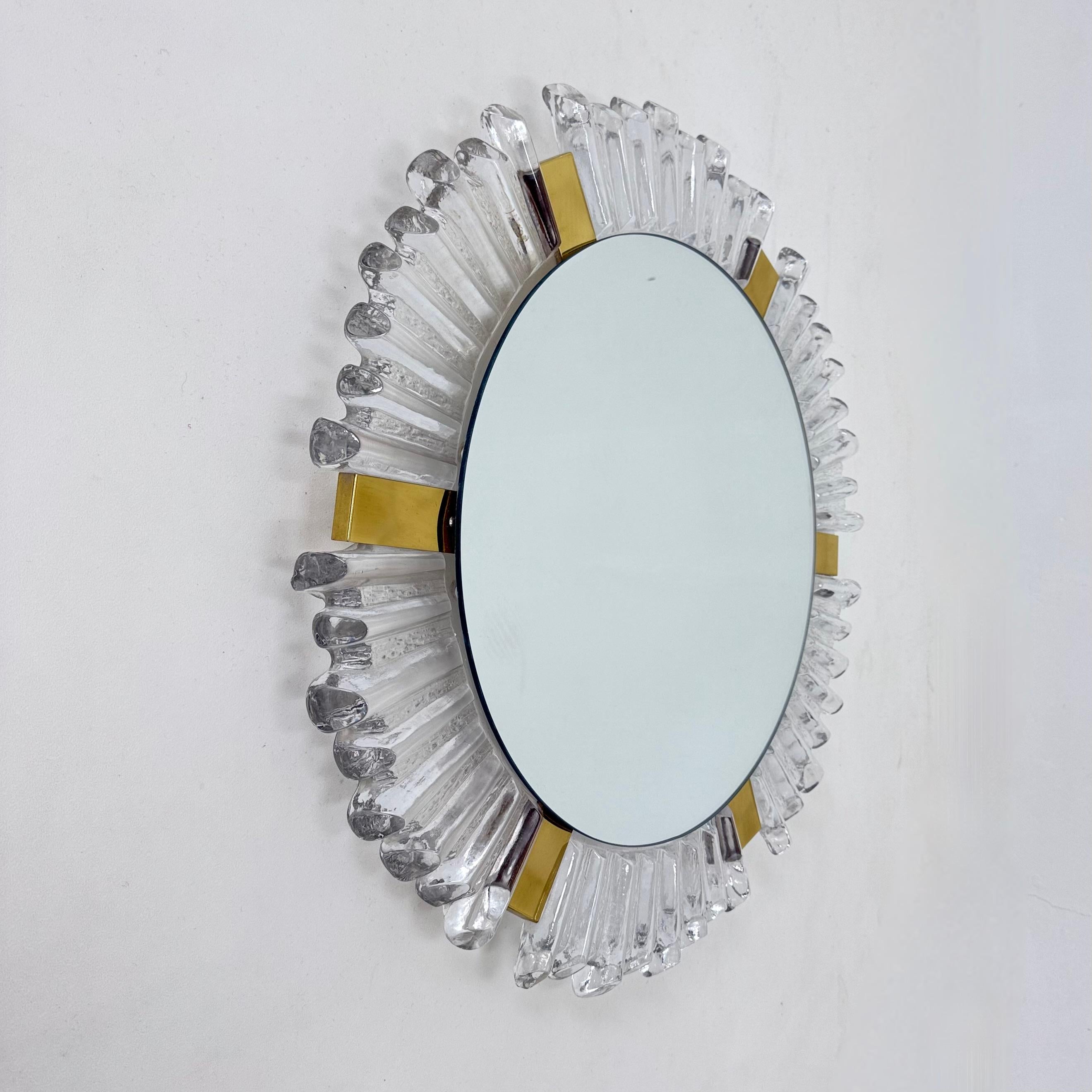 Miroir rétro-éclairé en verre de Murano et laiton attribué à J.T. Kalmar pour Kalmar en vente 3
