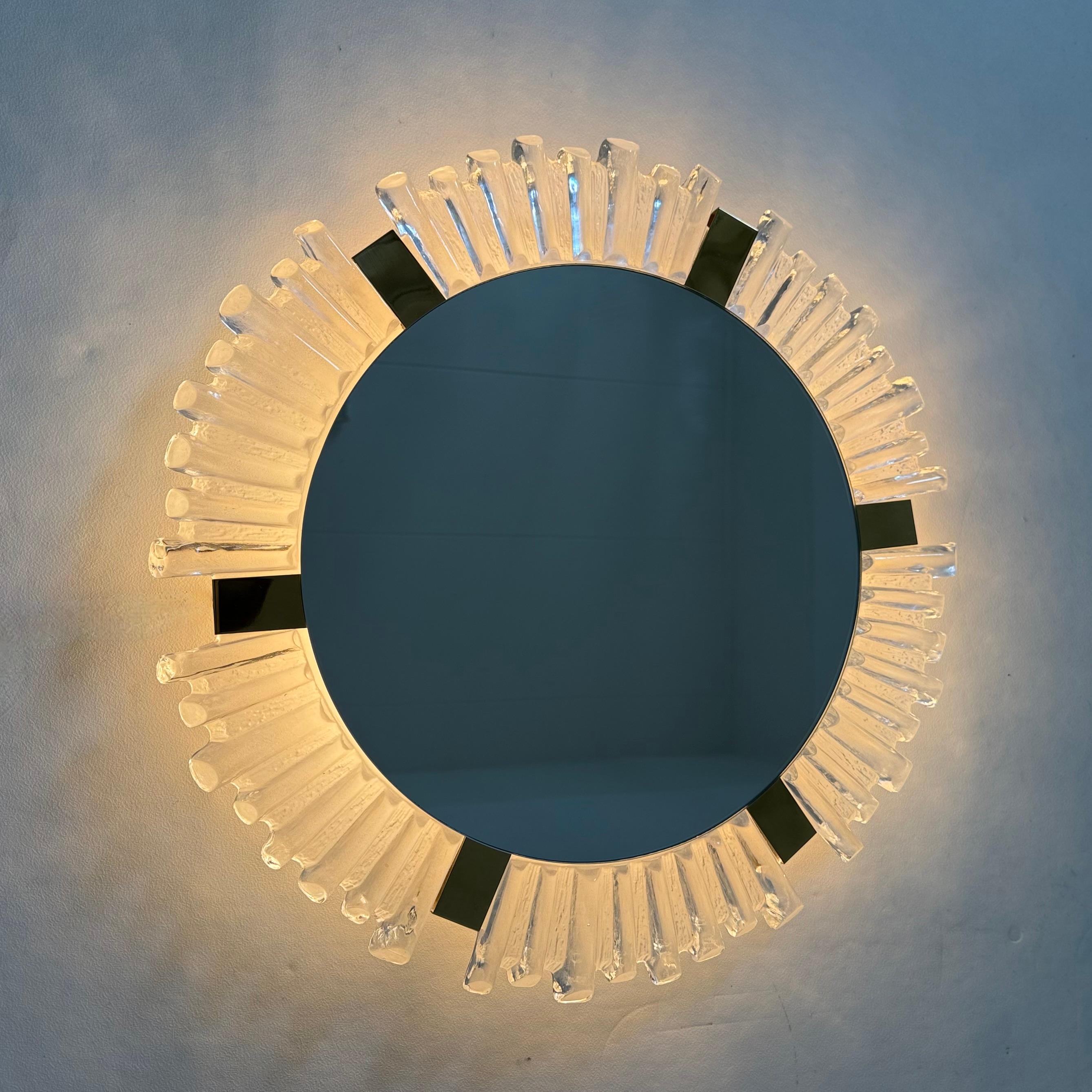 Mid-Century Modern Miroir rétro-éclairé en verre de Murano et laiton attribué à J.T. Kalmar pour Kalmar en vente