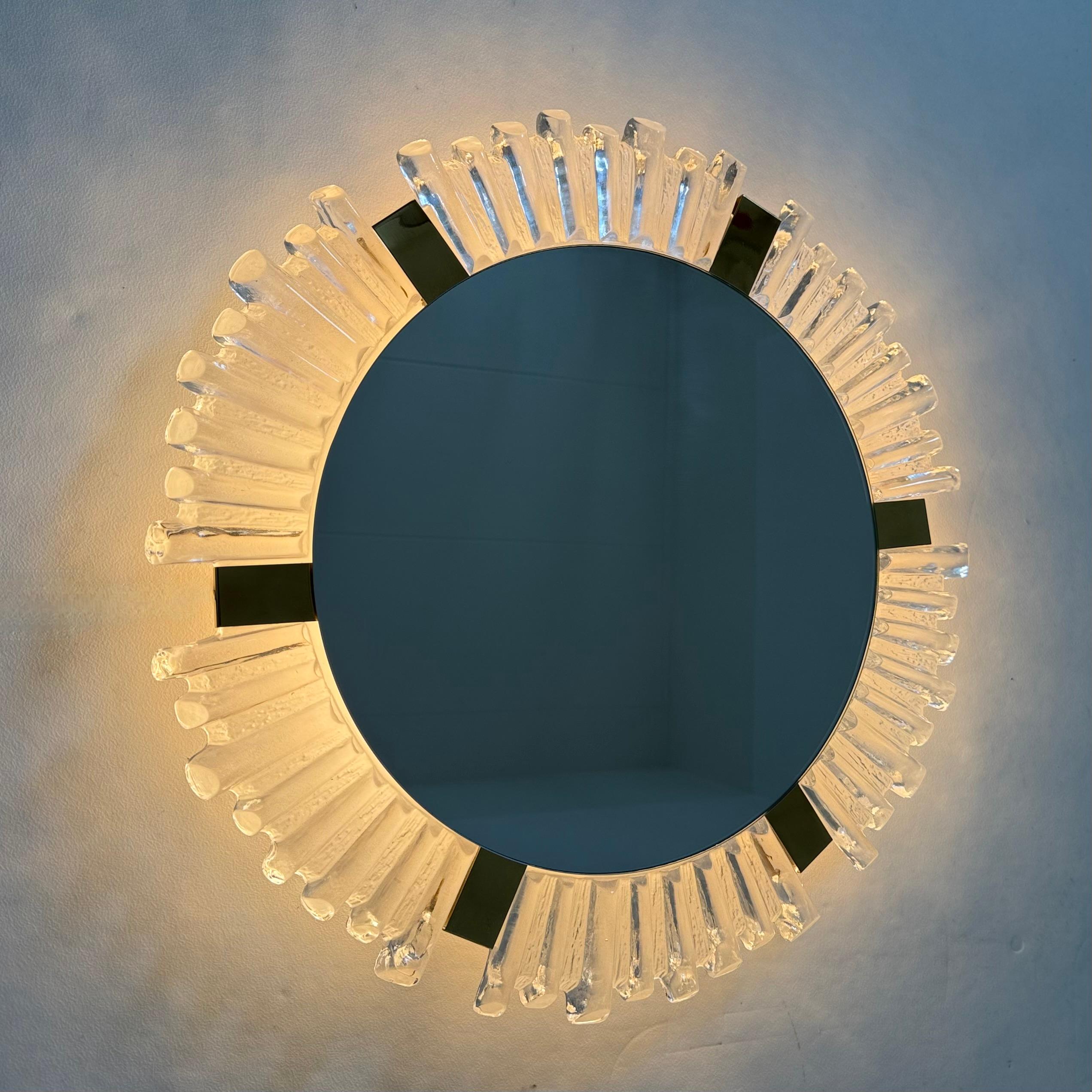 Allemand Miroir rétro-éclairé en verre de Murano et laiton attribué à J.T. Kalmar pour Kalmar en vente