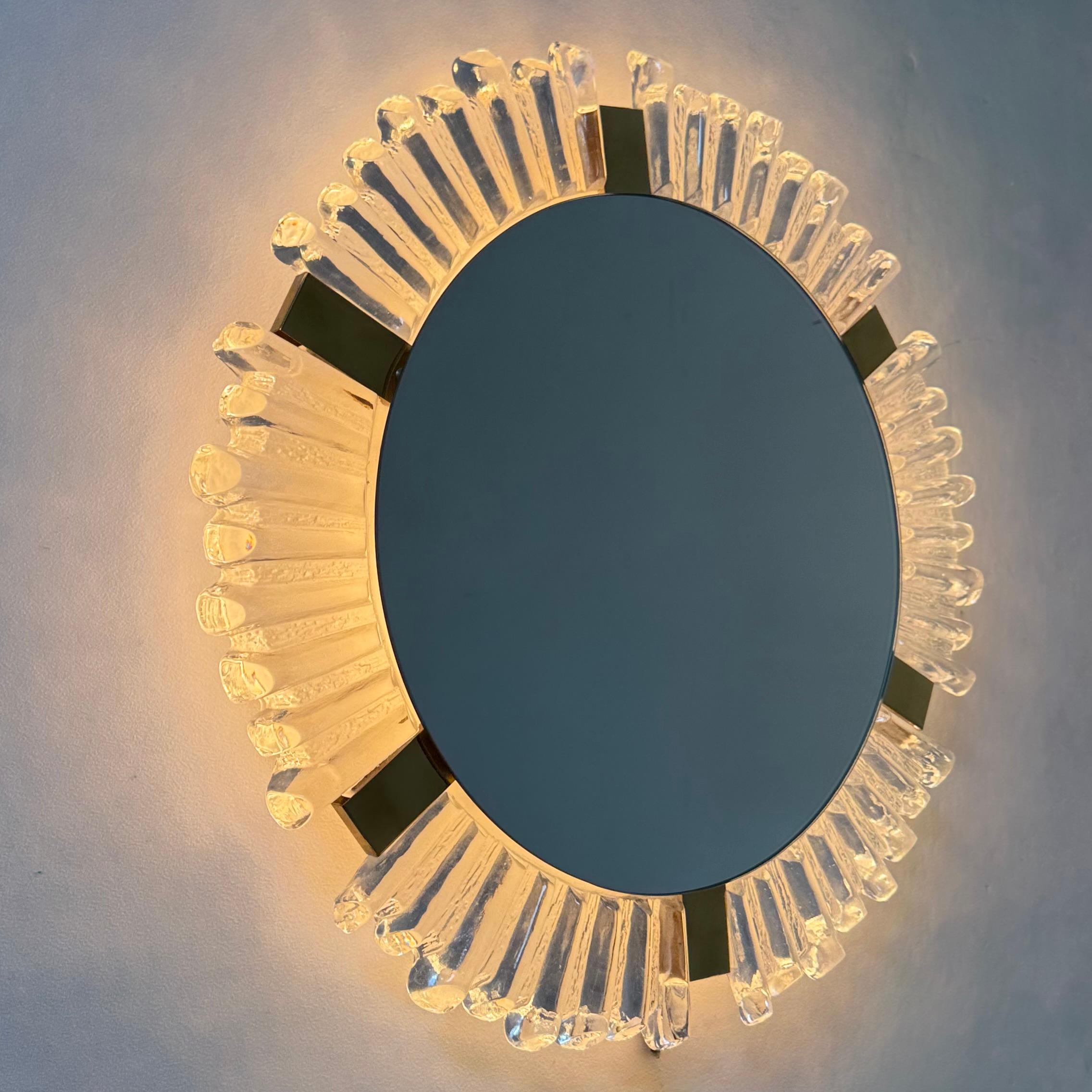 Miroir rétro-éclairé en verre de Murano et laiton attribué à J.T. Kalmar pour Kalmar Bon état - En vente à Delft, NL