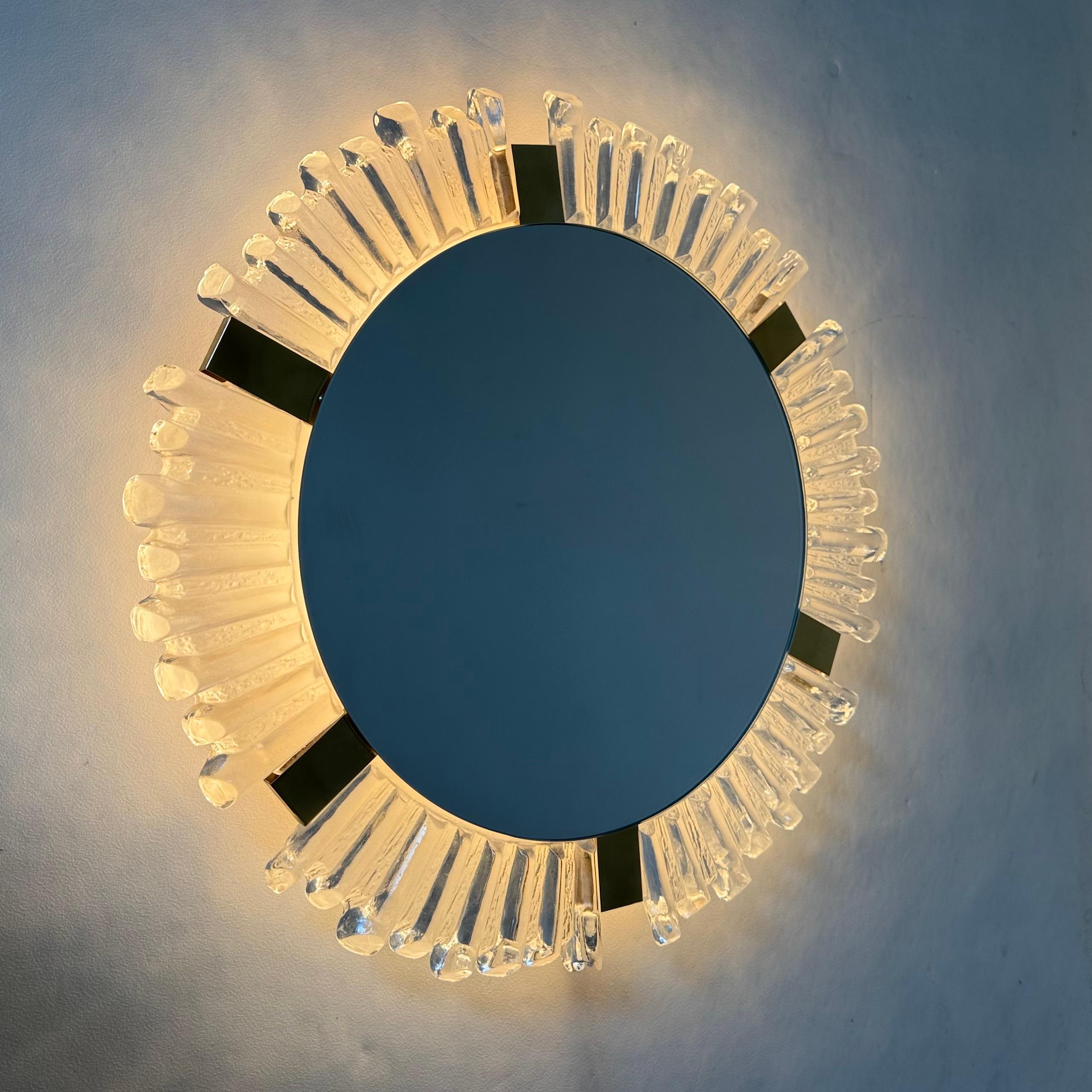 Fin du 20e siècle Miroir rétro-éclairé en verre de Murano et laiton attribué à J.T. Kalmar pour Kalmar en vente