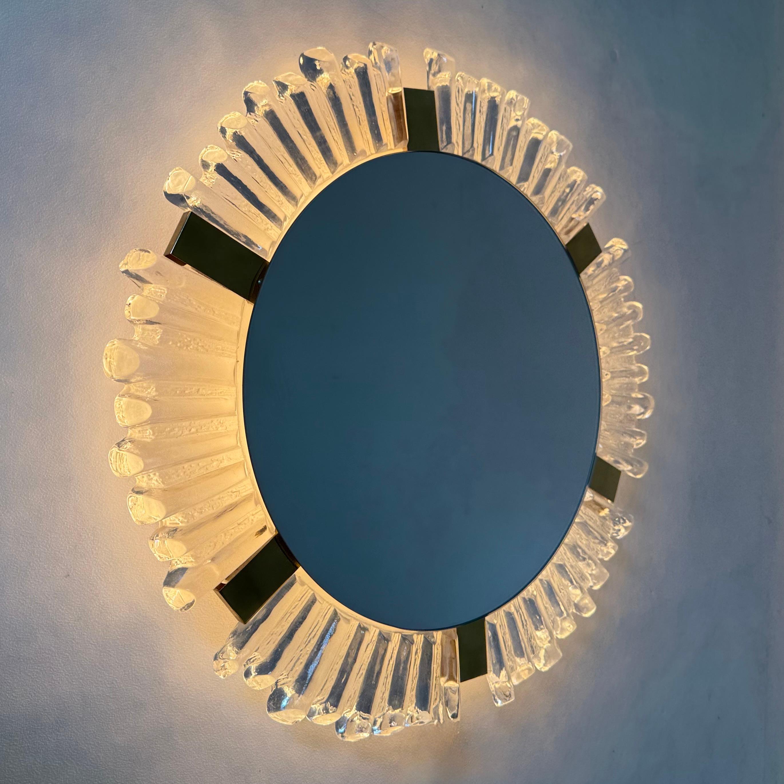 Laiton Miroir rétro-éclairé en verre de Murano et laiton attribué à J.T. Kalmar pour Kalmar en vente