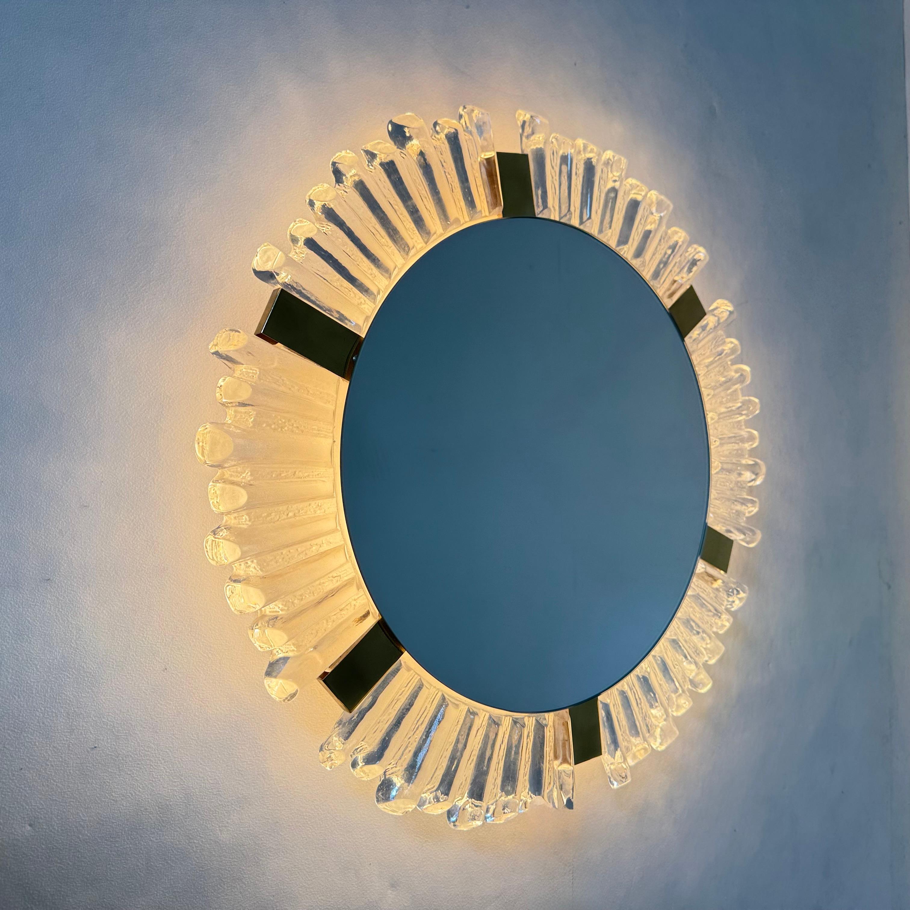 Miroir rétro-éclairé en verre de Murano et laiton attribué à J.T. Kalmar pour Kalmar en vente 1