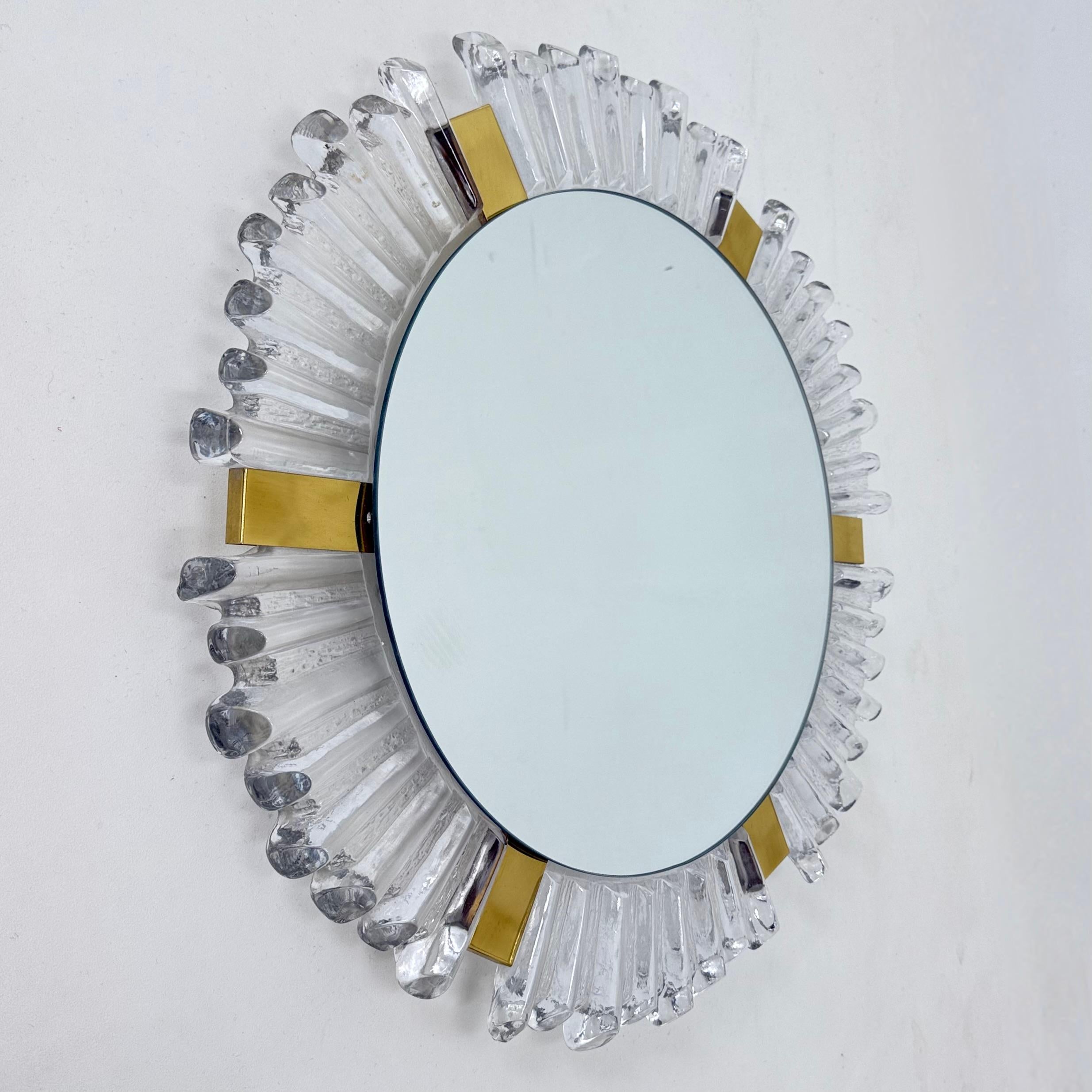 Miroir rétro-éclairé en verre de Murano et laiton attribué à J.T. Kalmar pour Kalmar en vente 2