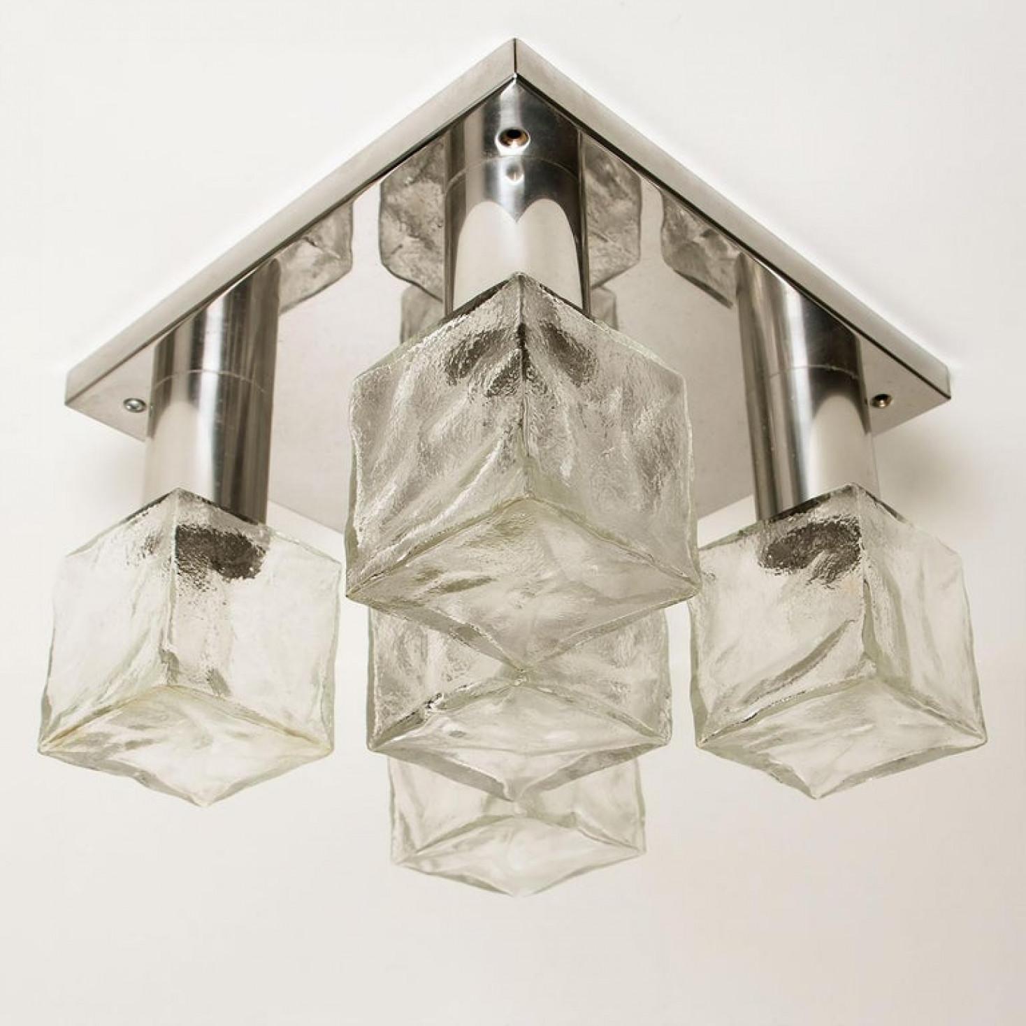 Monture de chasse d'eau pour glaçons en verre de Kalmar, datant des années 1970. Superbe grande boîte d'encastrement de Kalmar, Autriche, fabriquée dans les années 1960.
La boîte à boutons est composée d'éléments en verre texturé de 5 épaisseurs,