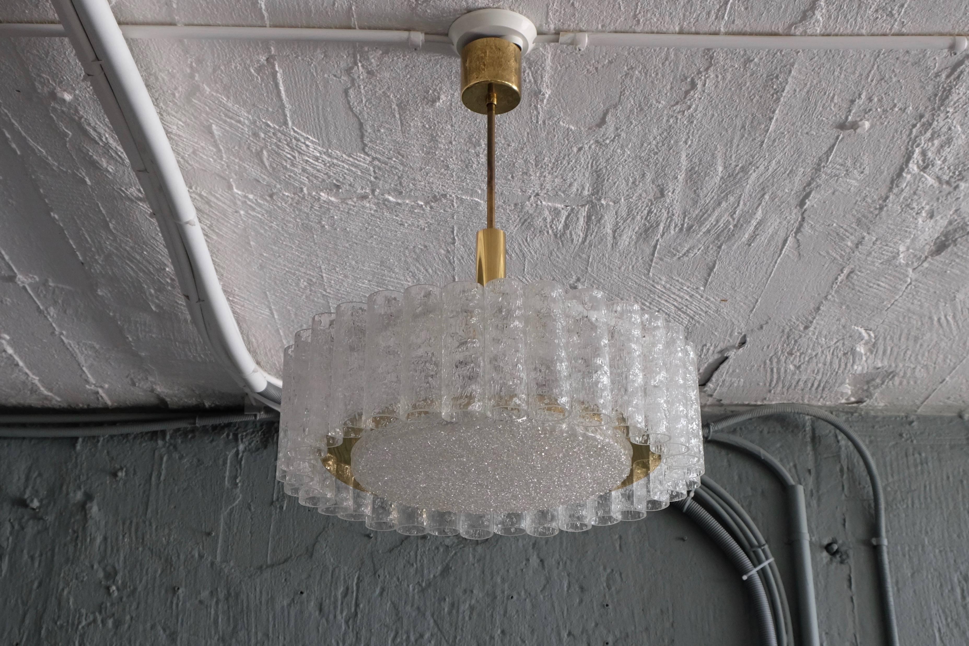 Midcentury Doria chandelier, Murano glass tubes surrounding a brass ring and structured glass disc. This is a variation of the model 4126, which received the prestigious German design excellence award IF (Industrieform) in 1968.
Six standard size