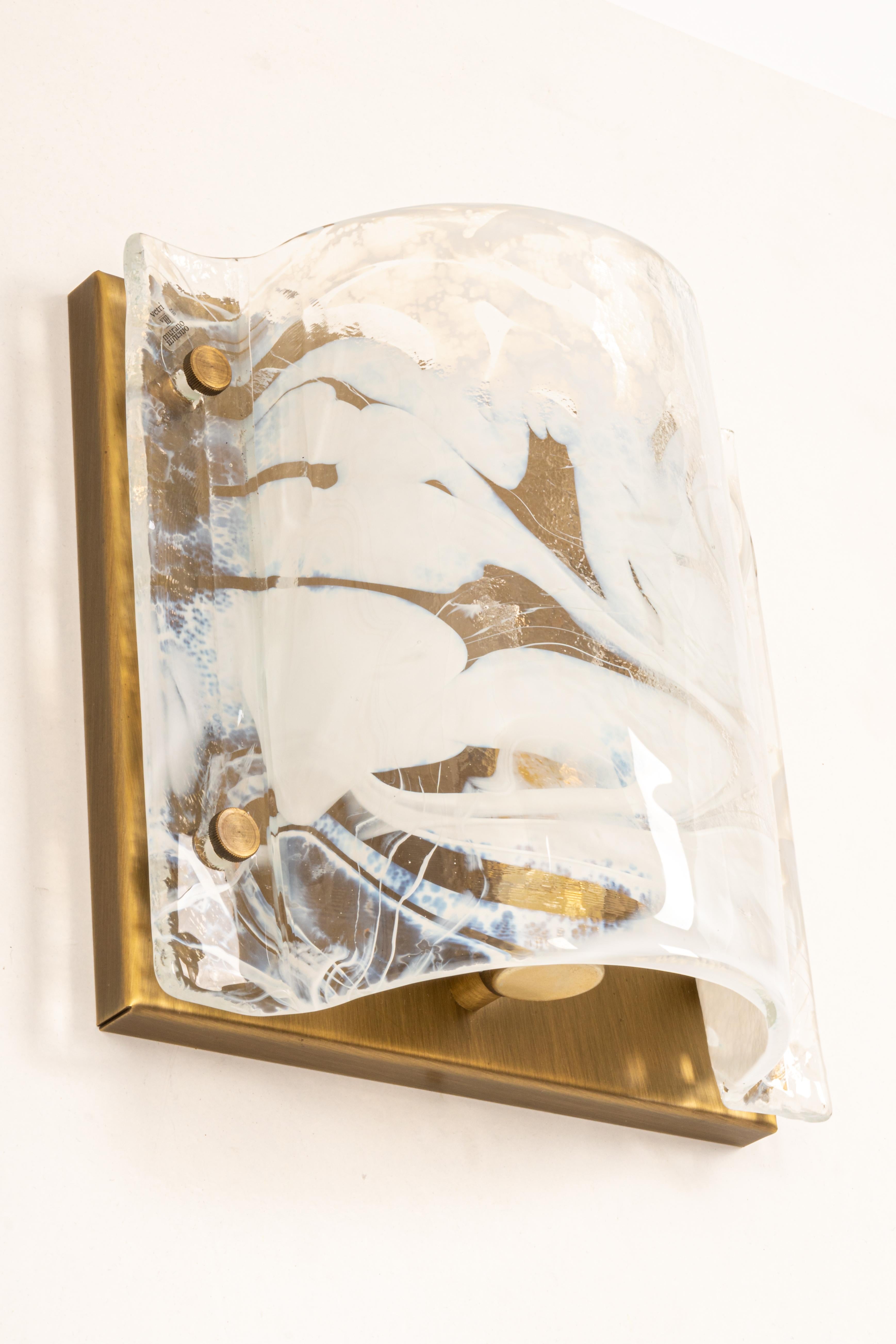 Merveilleuse applique en verre de Murano fabriquée par Hillebrand, Allemagne, années 1970.
Superbe effet de lumière.

Chaque applique ; 1 x petites ampoules E14

Dimensions :
Hauteur 21 cm // 8.26 inches
Largeur 21 cm // 8.26 inches

Bon