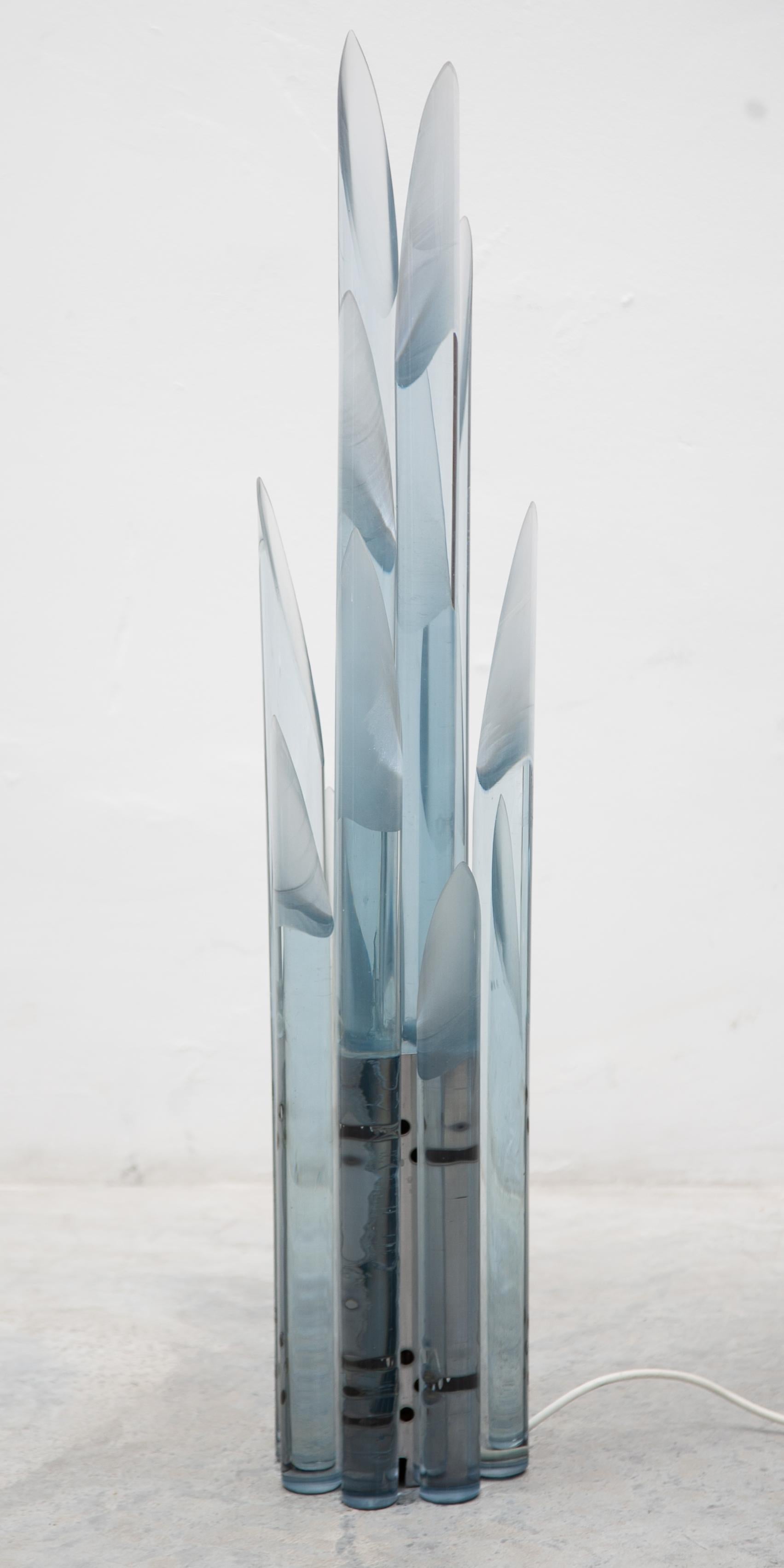 Lámpara de mesa escultórica de cristal macizo tubular facetado de Murano, años 60 3