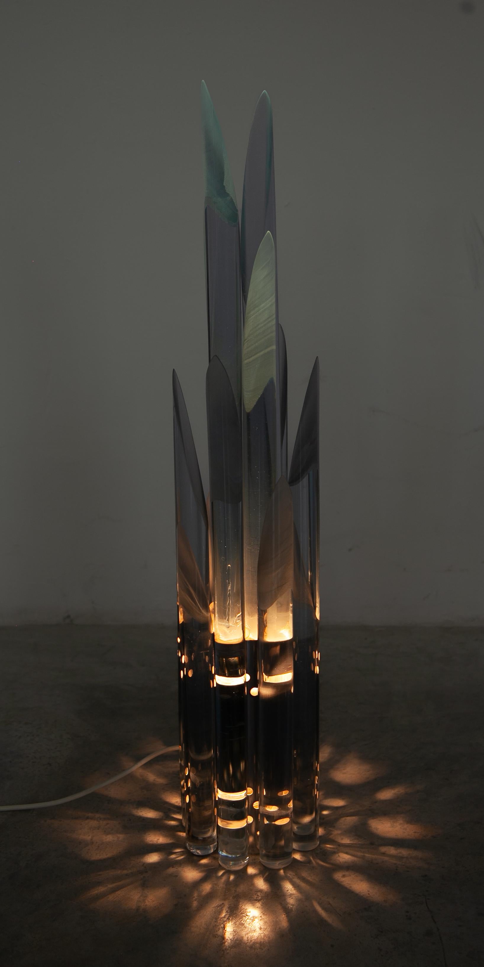 Lámpara de mesa escultórica de cristal macizo tubular facetado de Murano, años 60 4