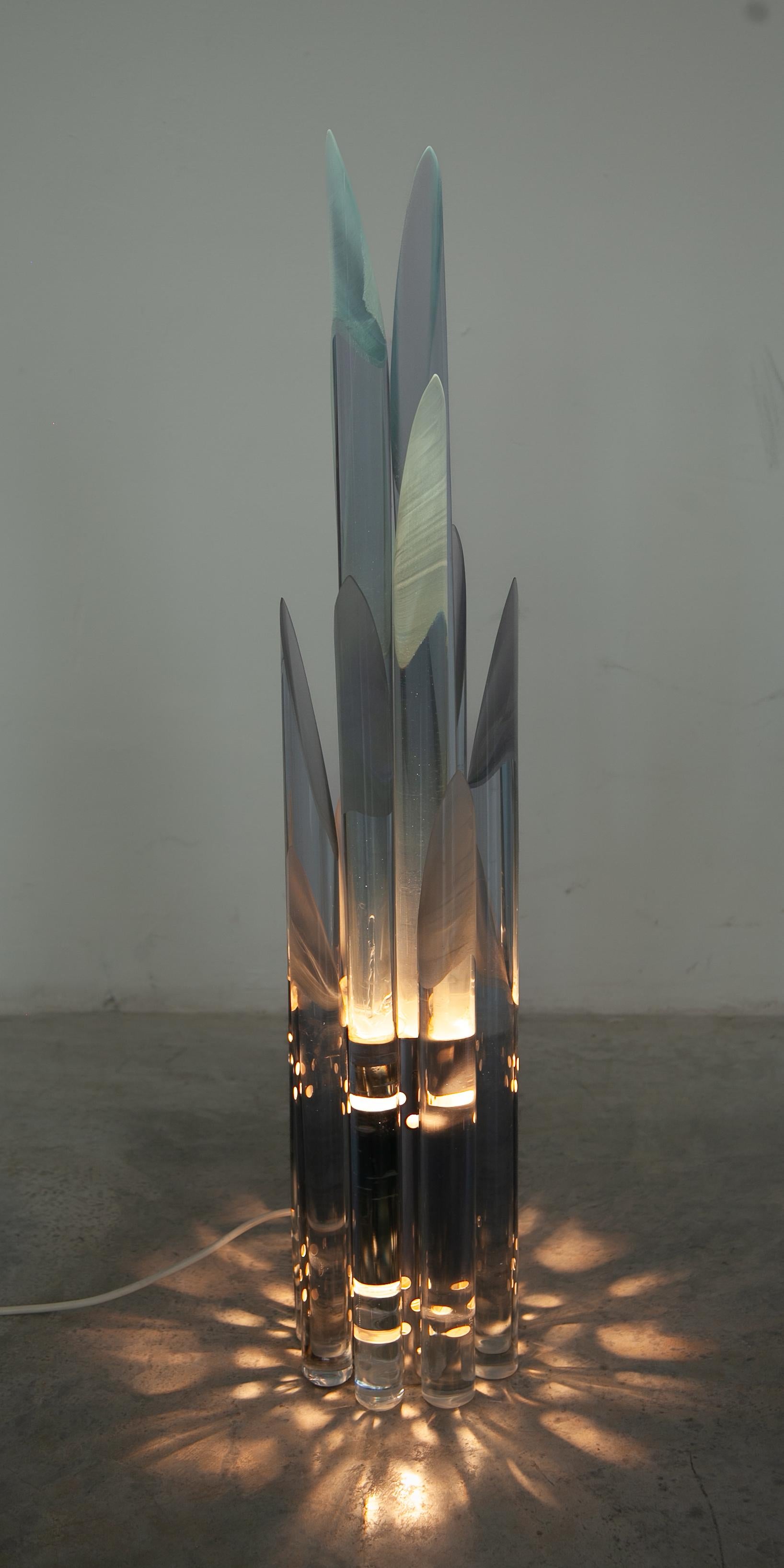 Lámpara de mesa escultórica de cristal macizo tubular facetado de Murano, años 60 5