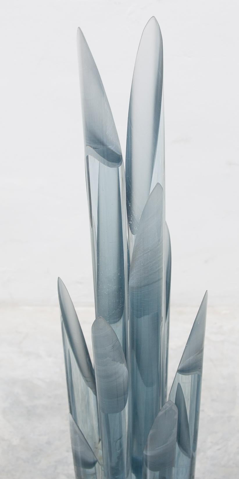 Lámpara de sobremesa escultural de cristal tubular facetado grande, fabricada a mano en Murano, Italia, años 60. La forma única de esta lámpara de sobremesa o de pie está hecha a mano con tubos de vidrio macizo transparente cortados expertamente