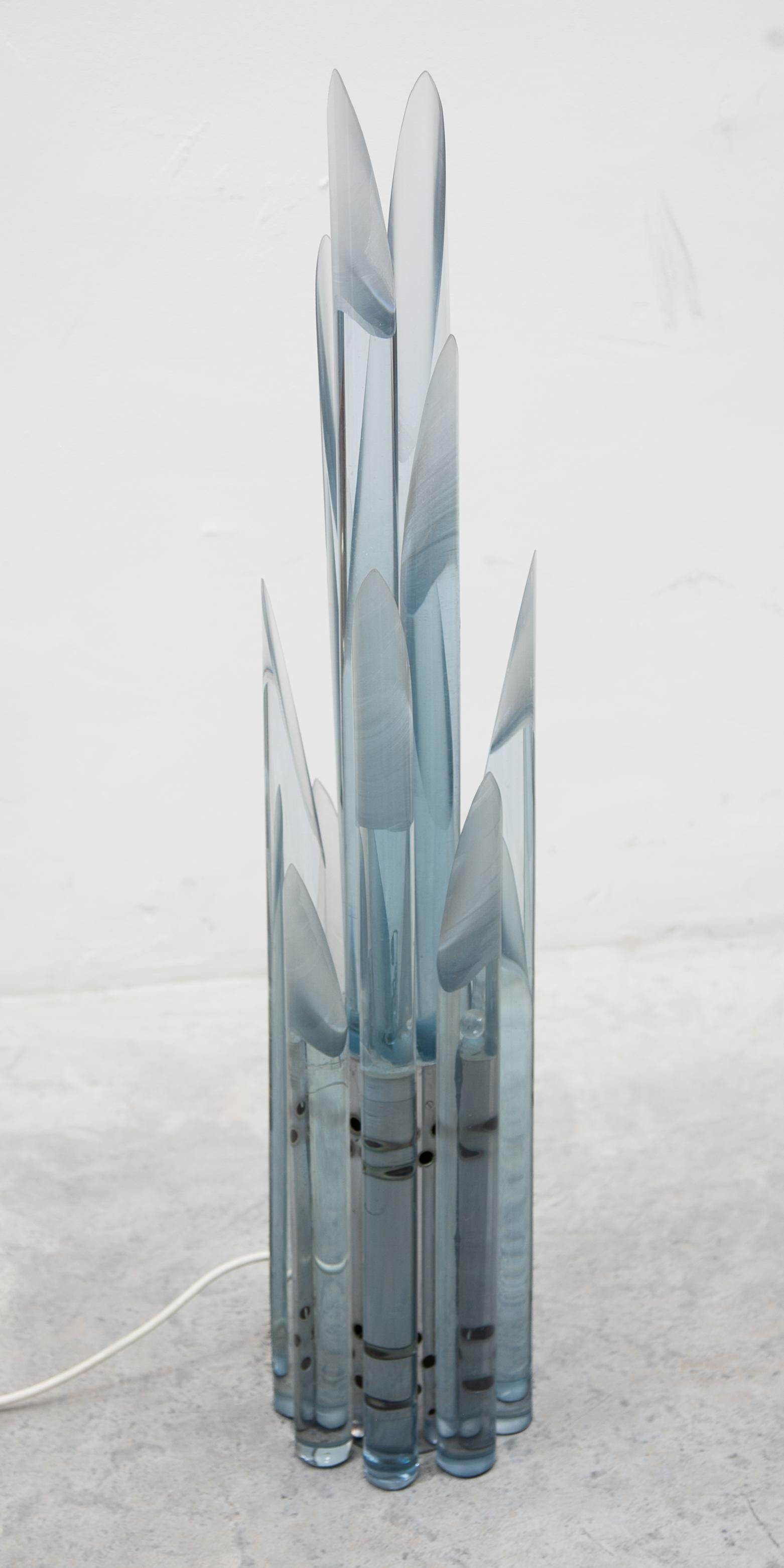 Lámpara de mesa escultórica de cristal macizo tubular facetado de Murano, años 60 Moderno de mediados de siglo