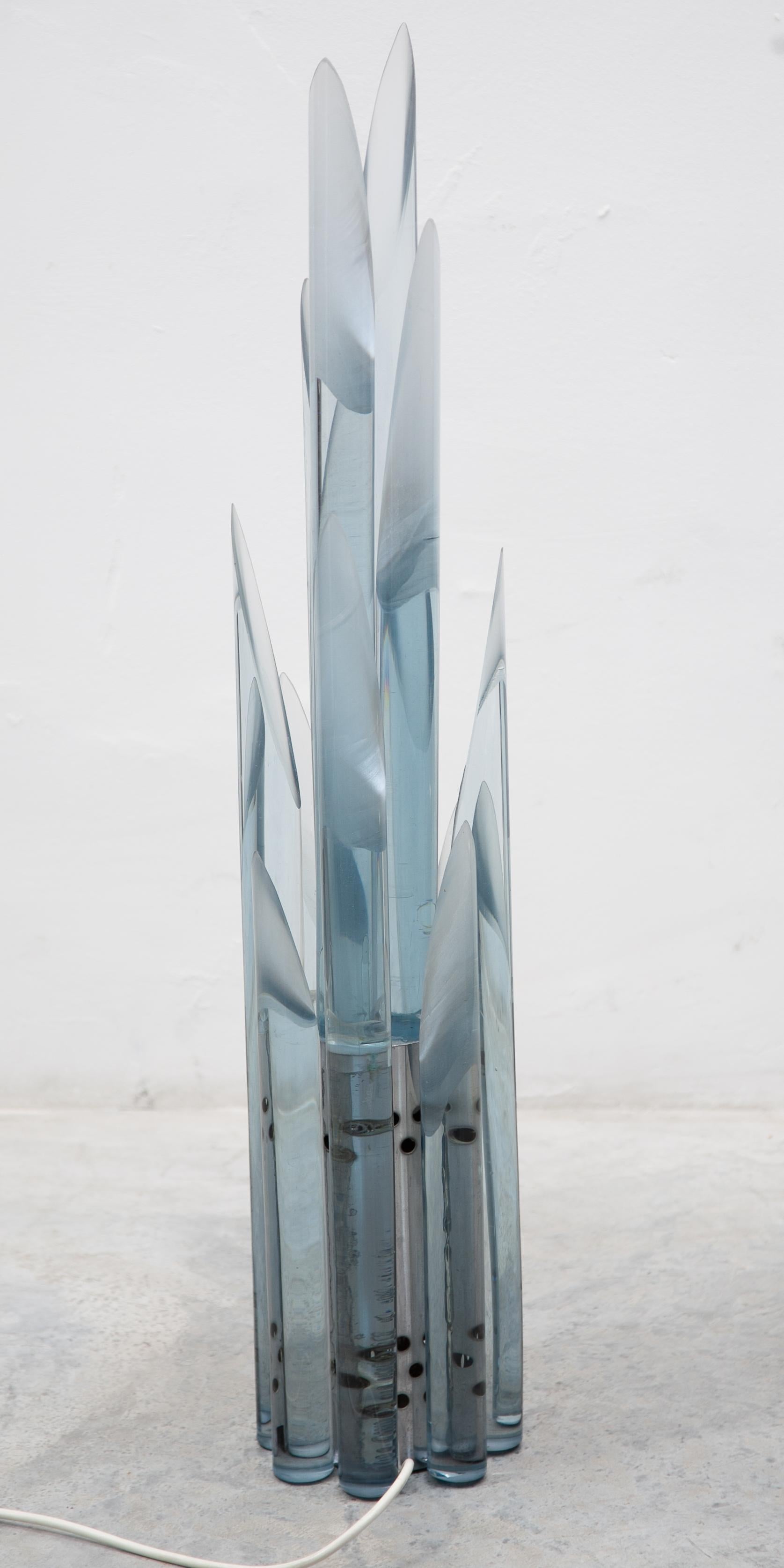 Lámpara de mesa escultórica de cristal macizo tubular facetado de Murano, años 60 mediados del siglo XX