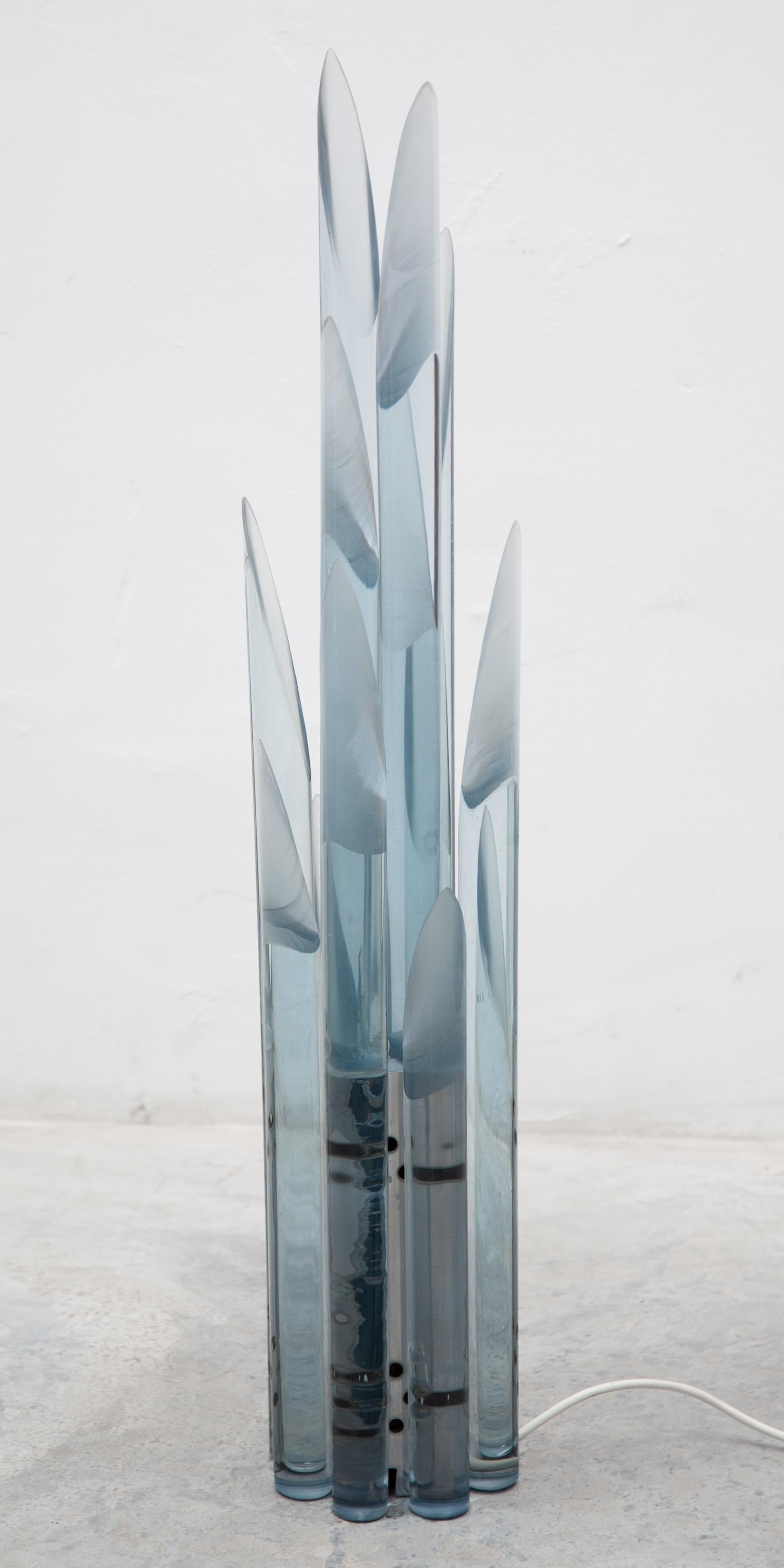 Lámpara de mesa escultórica de cristal macizo tubular facetado de Murano, años 60 Cromo