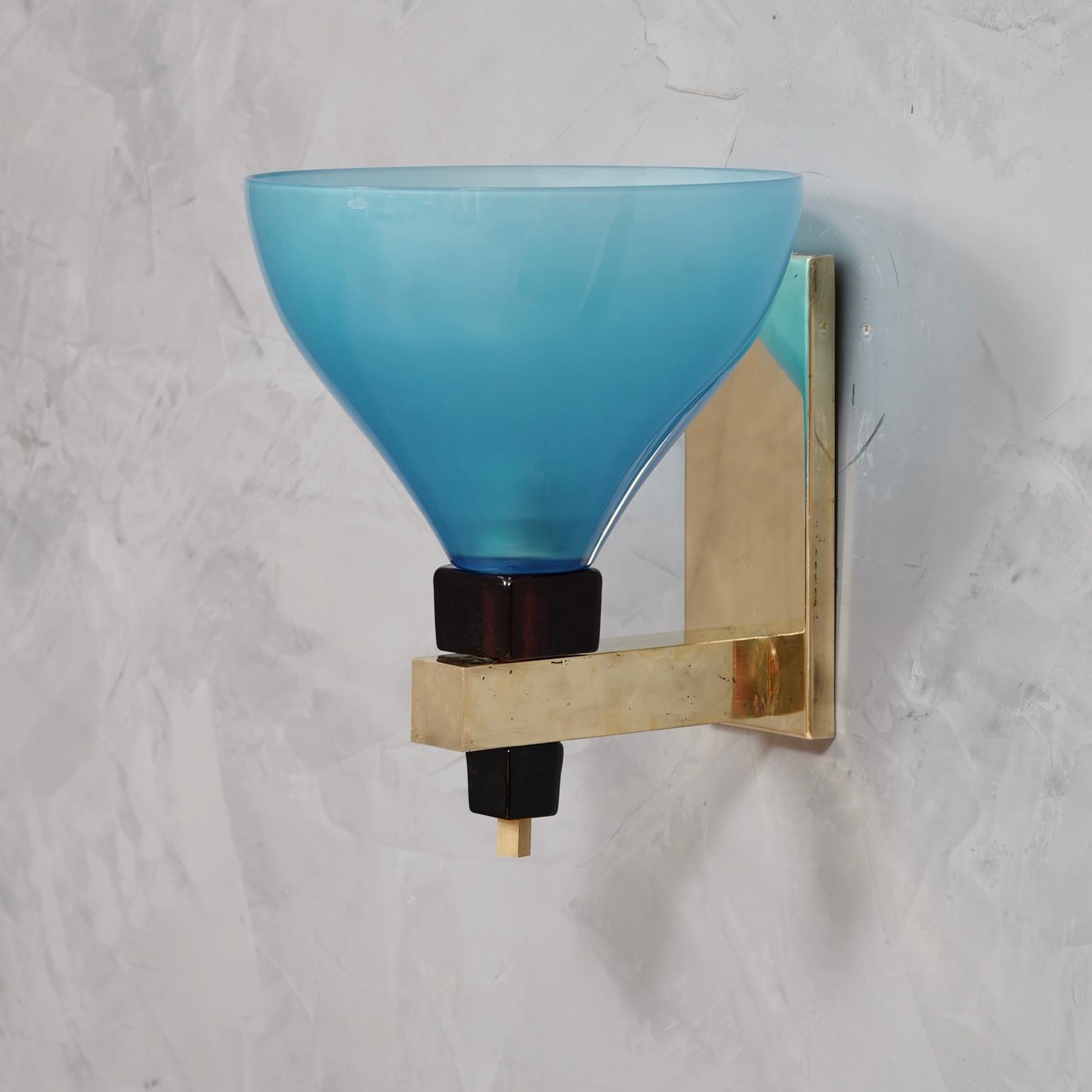 Wonderful Murano glass wall lamp in the style of Vistosi. Simple but very elegant design. Exaggeratedly bright blue, a bright and intense color reminiscent of a tropical sea.

The applique are composed of a brass frame, which houses a large blue