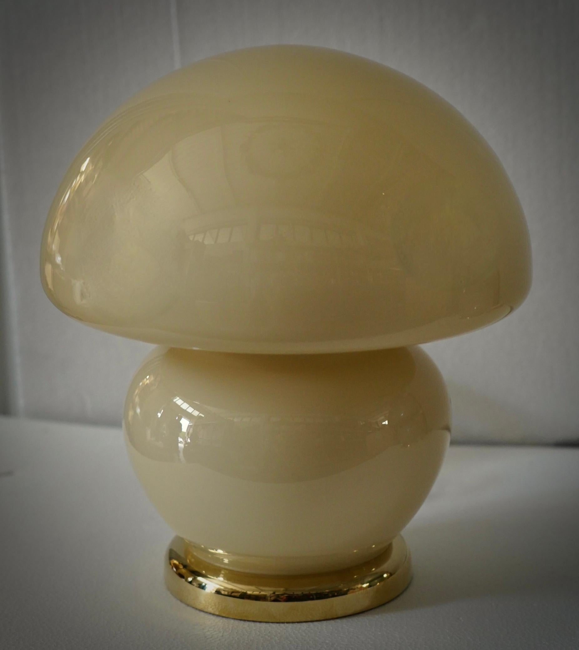 Precioso y único cristal de Murano soplado a mano de color crema, con un diseño clásico pero original, una forma que recuerda a una pequeña seta; el cristal soplado a mano es de un color suave y delicado y combinará perfectamente con tu hogar. Los