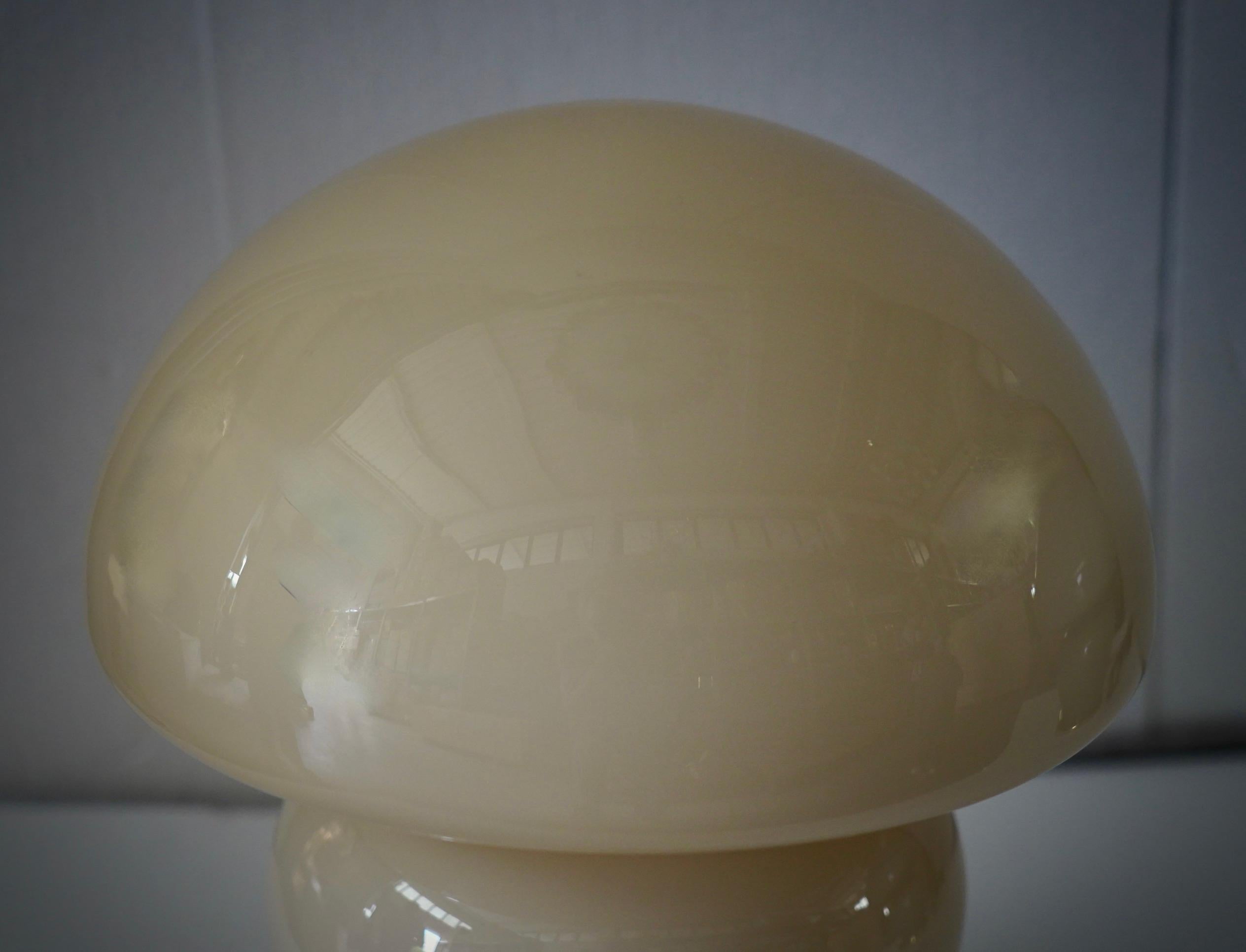 Lámpara de sobremesa de cristal soplado crema y latón de Murano al estilo de Vistosi, 1970 Moderno de mediados de siglo en venta