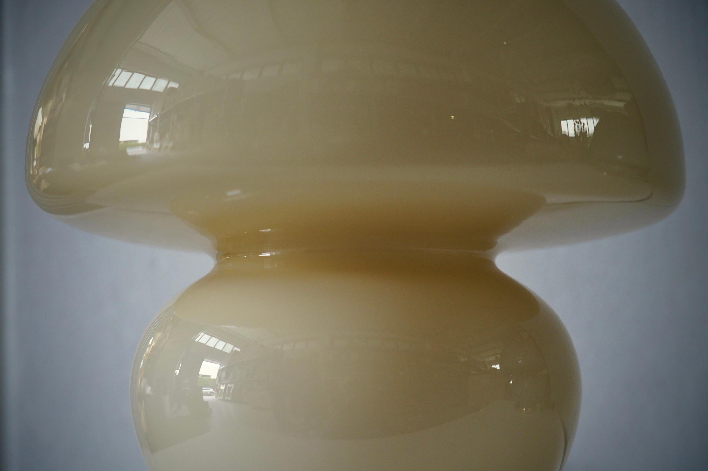 Lámpara de sobremesa de cristal soplado crema y latón de Murano al estilo de Vistosi, 1970 Italiano en venta