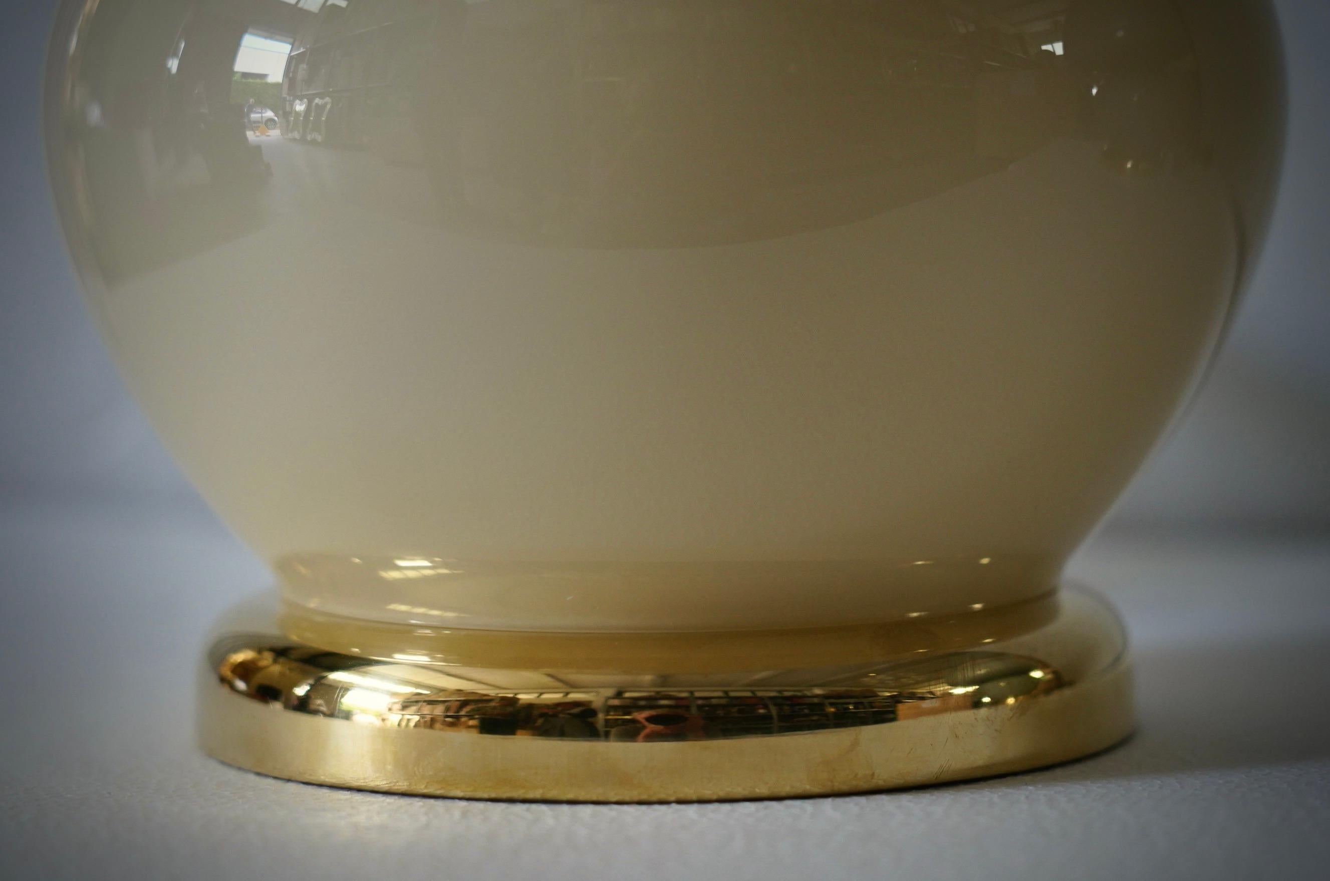 Lámpara de sobremesa de cristal soplado crema y latón de Murano al estilo de Vistosi, 1970 finales del siglo XX en venta