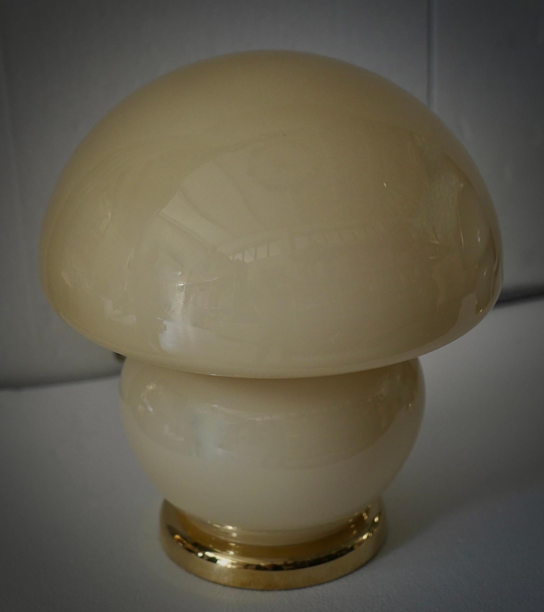 Lámpara de sobremesa de cristal soplado crema y latón de Murano al estilo de Vistosi, 1970 Latón en venta