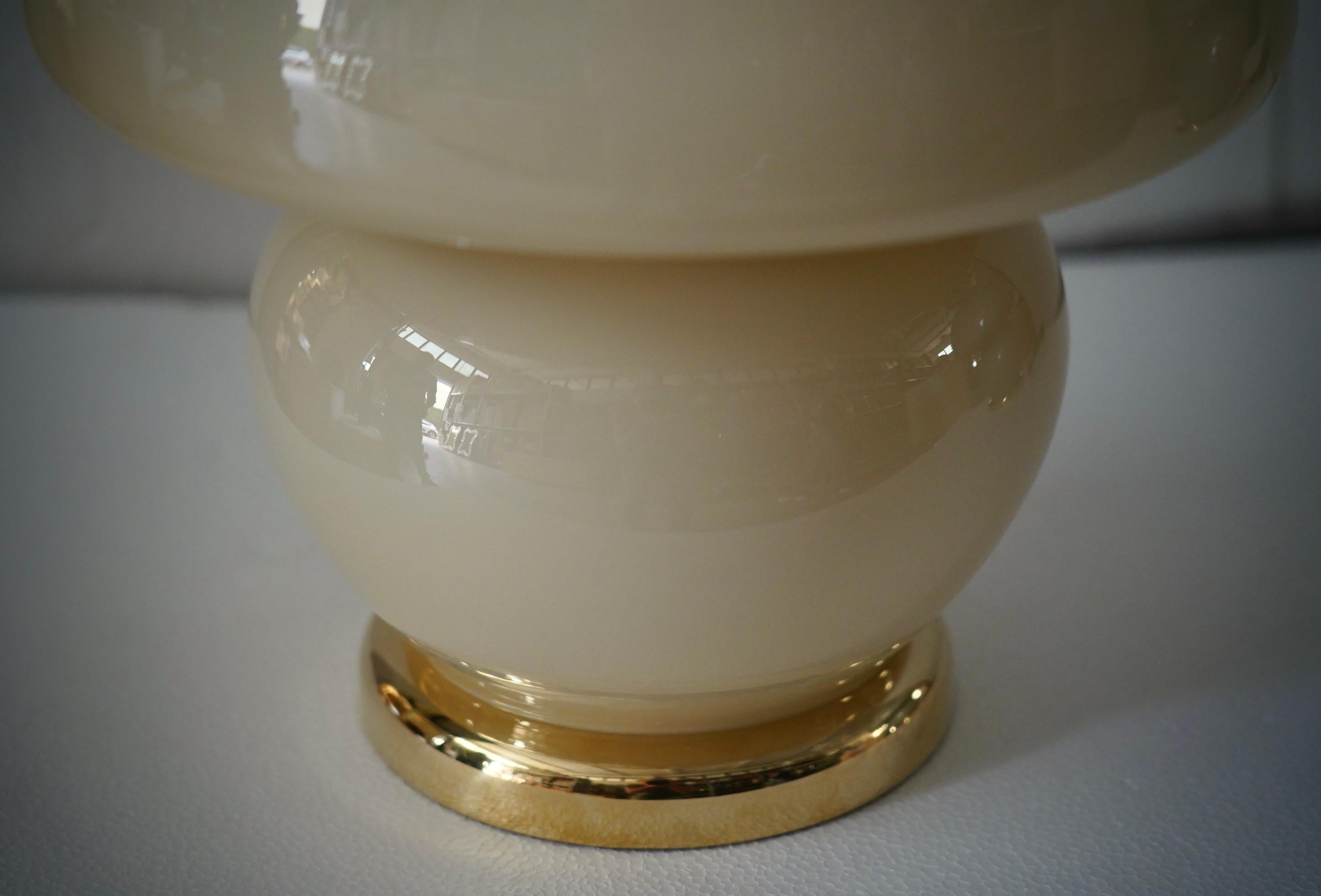 Lámpara de sobremesa de cristal soplado crema y latón de Murano al estilo de Vistosi, 1970 en venta 1