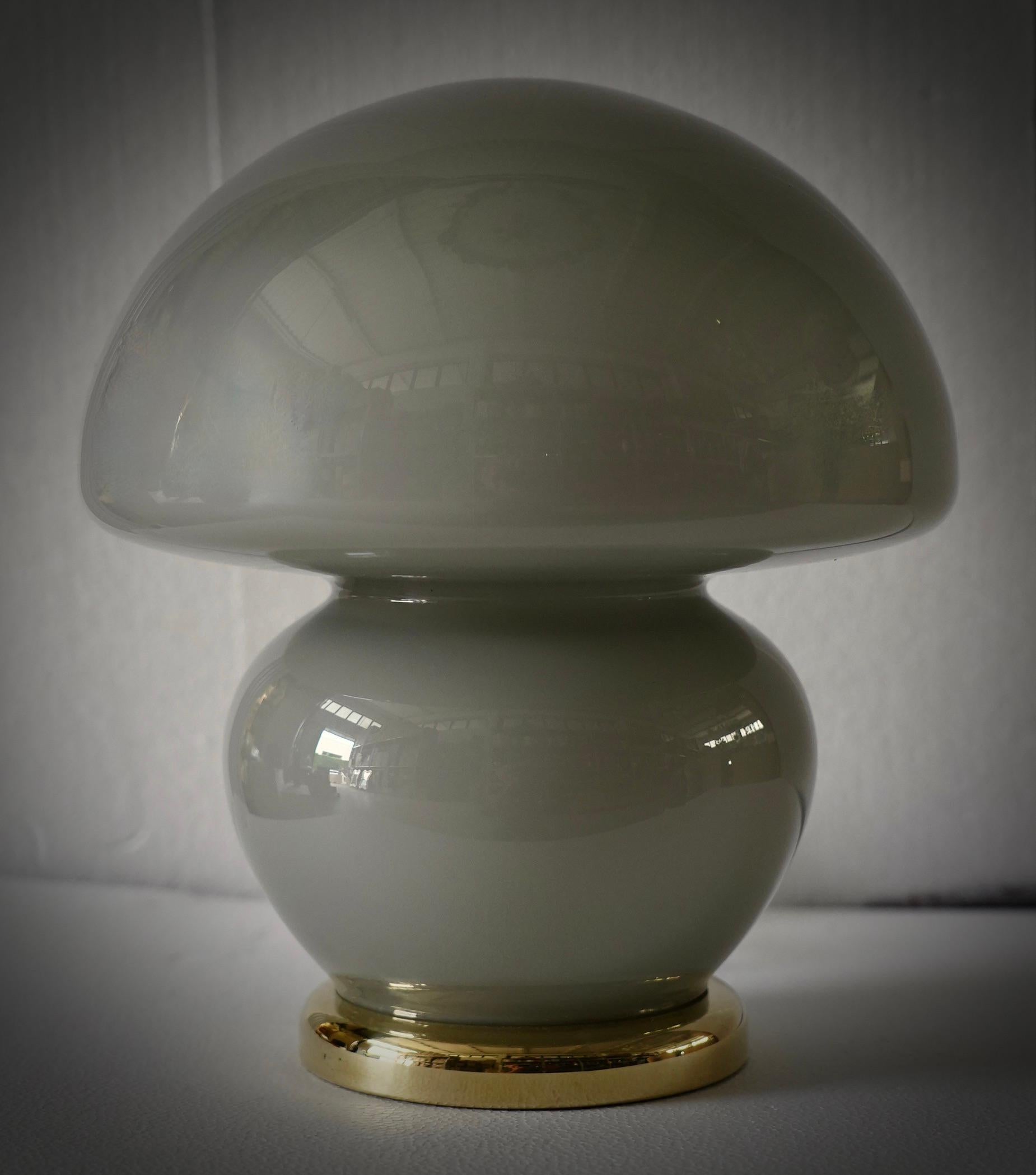 Precioso y único cristal de Murano gris soplado a mano, con un diseño clásico pero original, una forma que recuerda a una pequeña seta; el cristal soplado a mano es de un color suave y delicado y combinará perfectamente con tu hogar. Los hornos de
