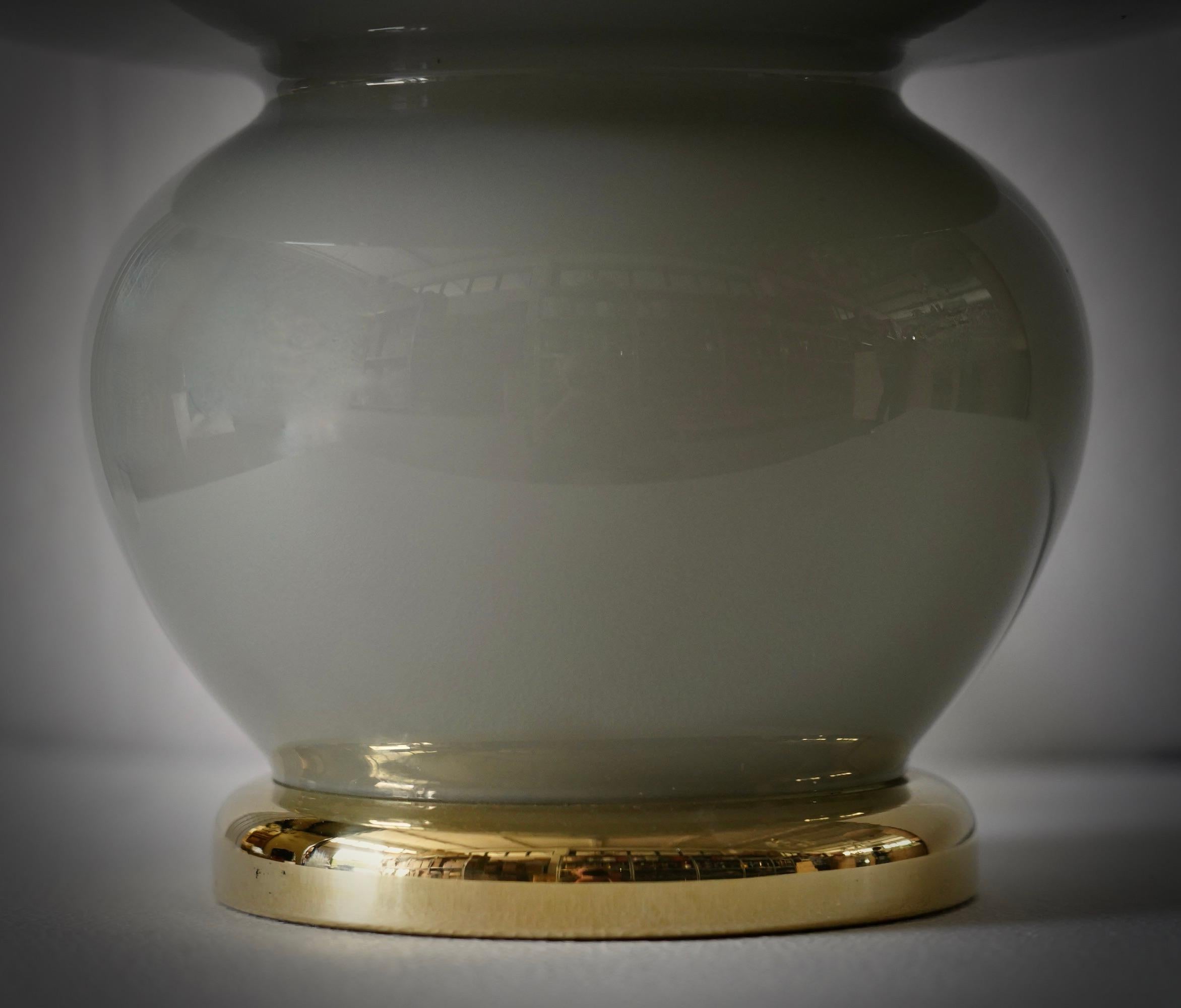 Lámpara de sobremesa de cristal soplado gris y latón de Murano al estilo de Vistosi, 1970 Moderno de mediados de siglo en venta