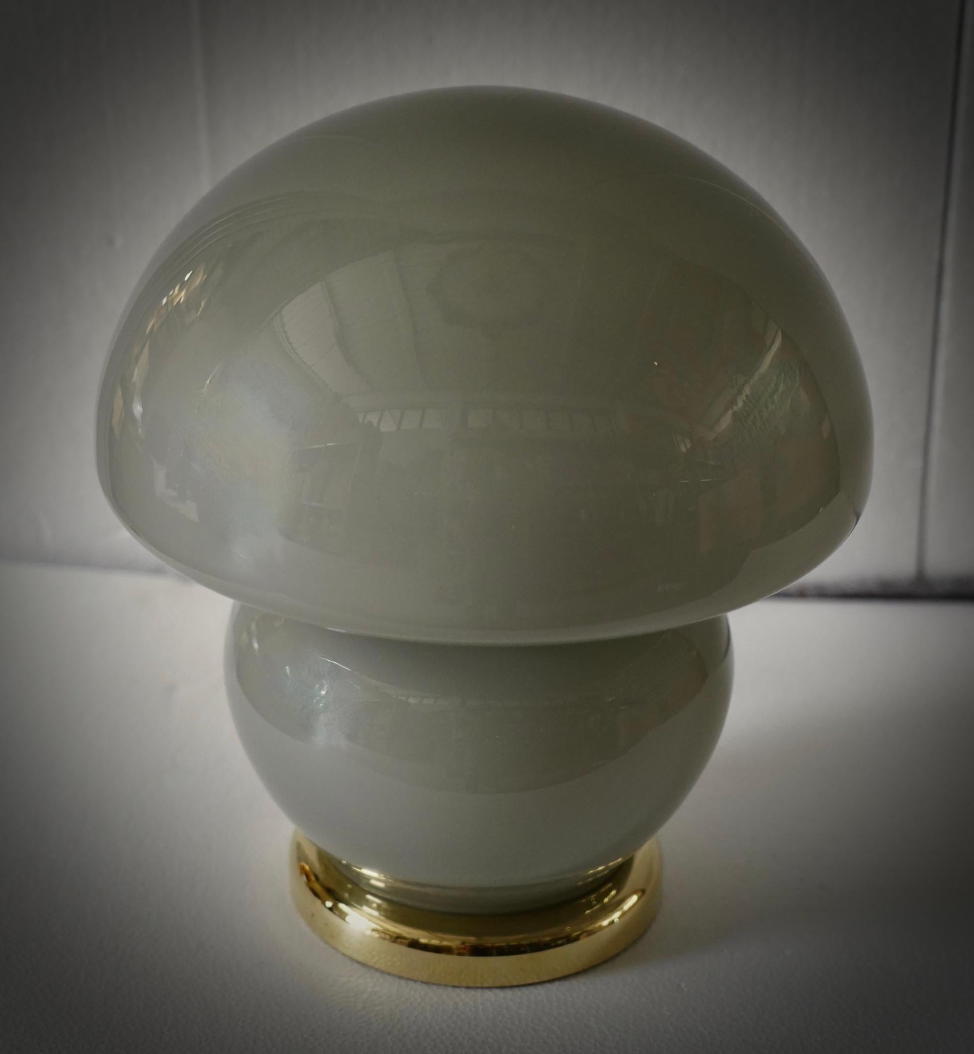 Lámpara de sobremesa de cristal soplado gris y latón de Murano al estilo de Vistosi, 1970 finales del siglo XX en venta