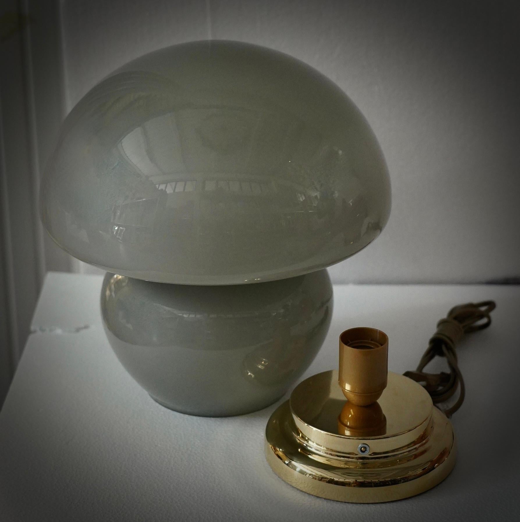 Lámpara de sobremesa de cristal soplado gris y latón de Murano al estilo de Vistosi, 1970 Latón en venta