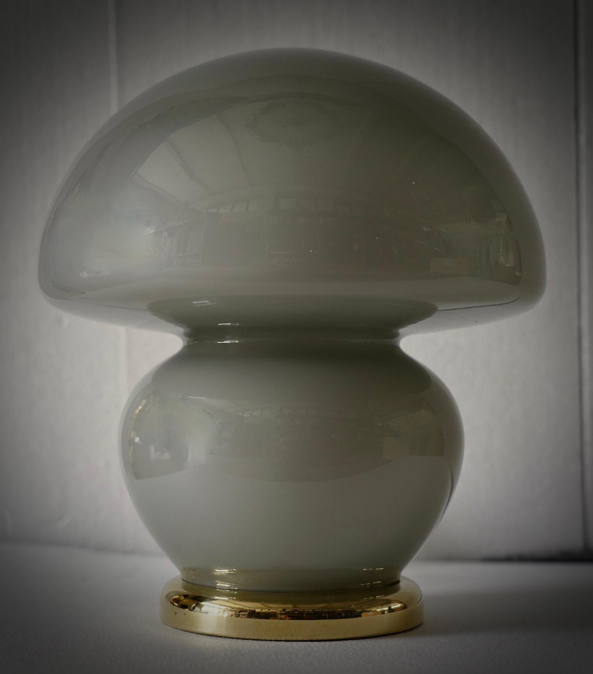 Lámpara de sobremesa de cristal soplado gris y latón de Murano al estilo de Vistosi, 1970 en venta 1
