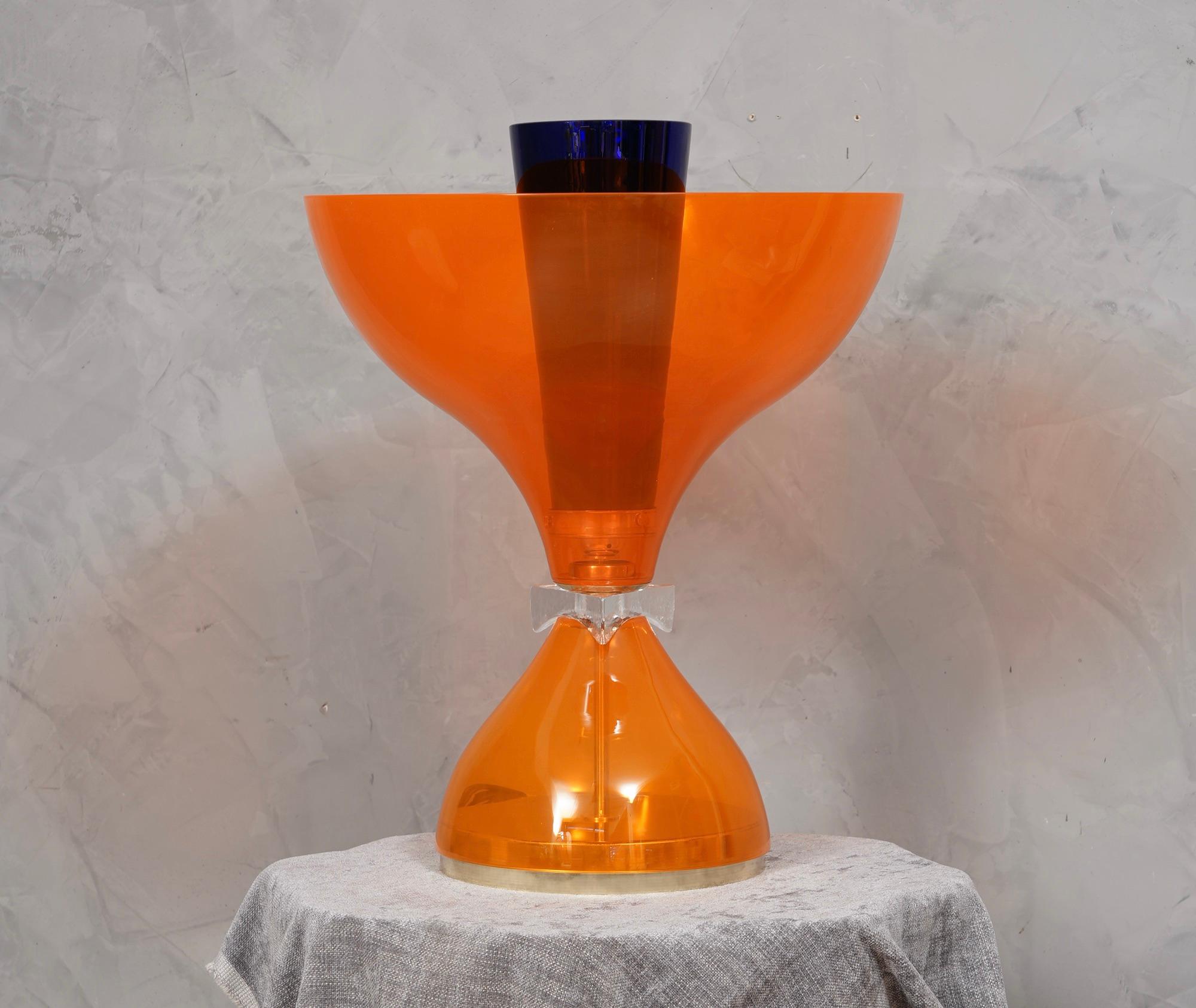 Atemberaubende Murano-Lampen im Stil von Vistosi, in einer spektakulären orange Farbe. Eine belebende, transparente orange Farbe.

Die Tischleuchte besteht aus einer großen orangefarbenen Muranoglasschale, die auf einer orangefarbenen