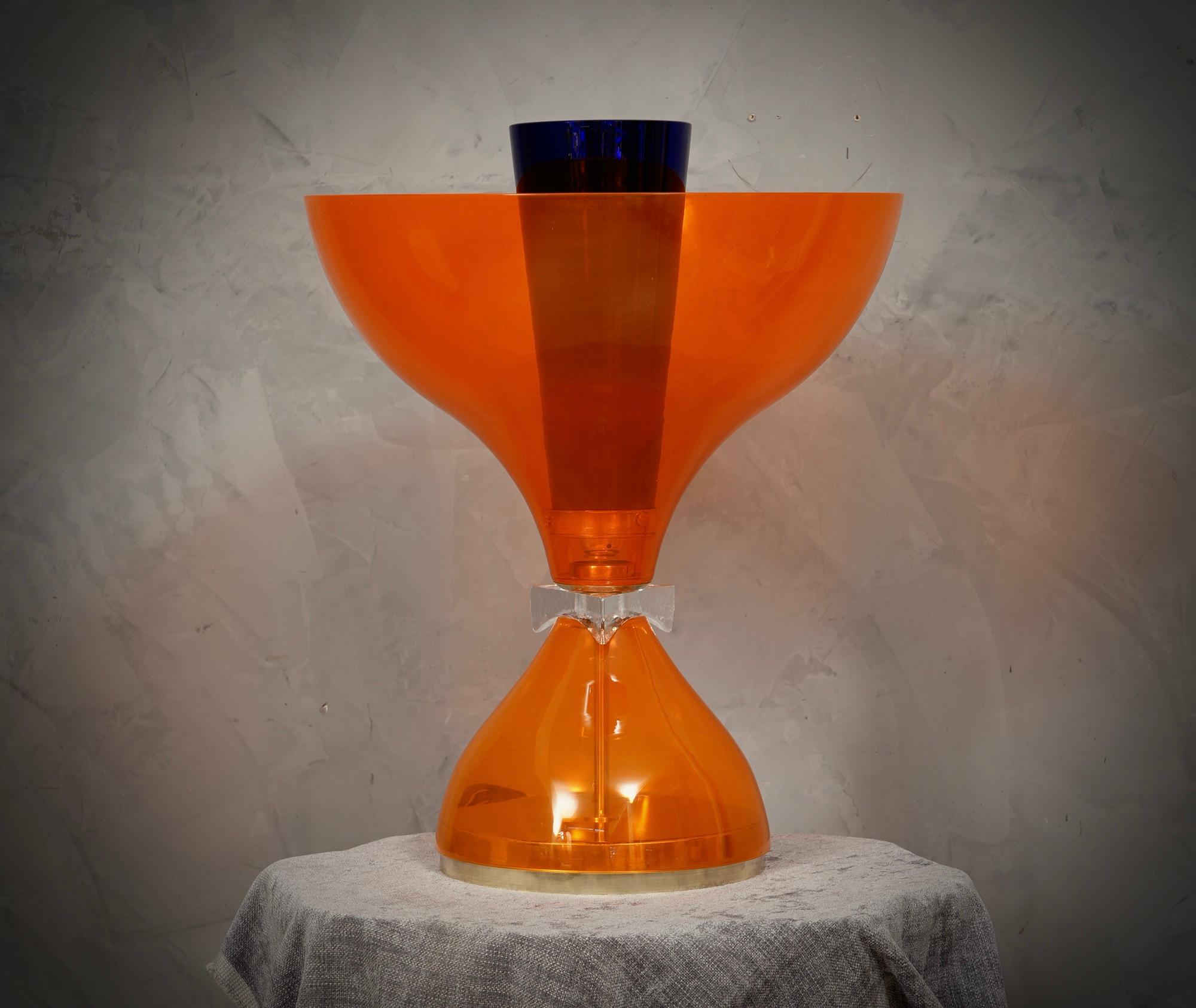 Superbes lampes de Murano dans le style de Vistosi, dans une couleur orange spectaculaire. Une couleur orange transparente réjouissante.

La lampe de table est composée d'un grand bol en verre de Murano de couleur orange, placé au-dessus d'une