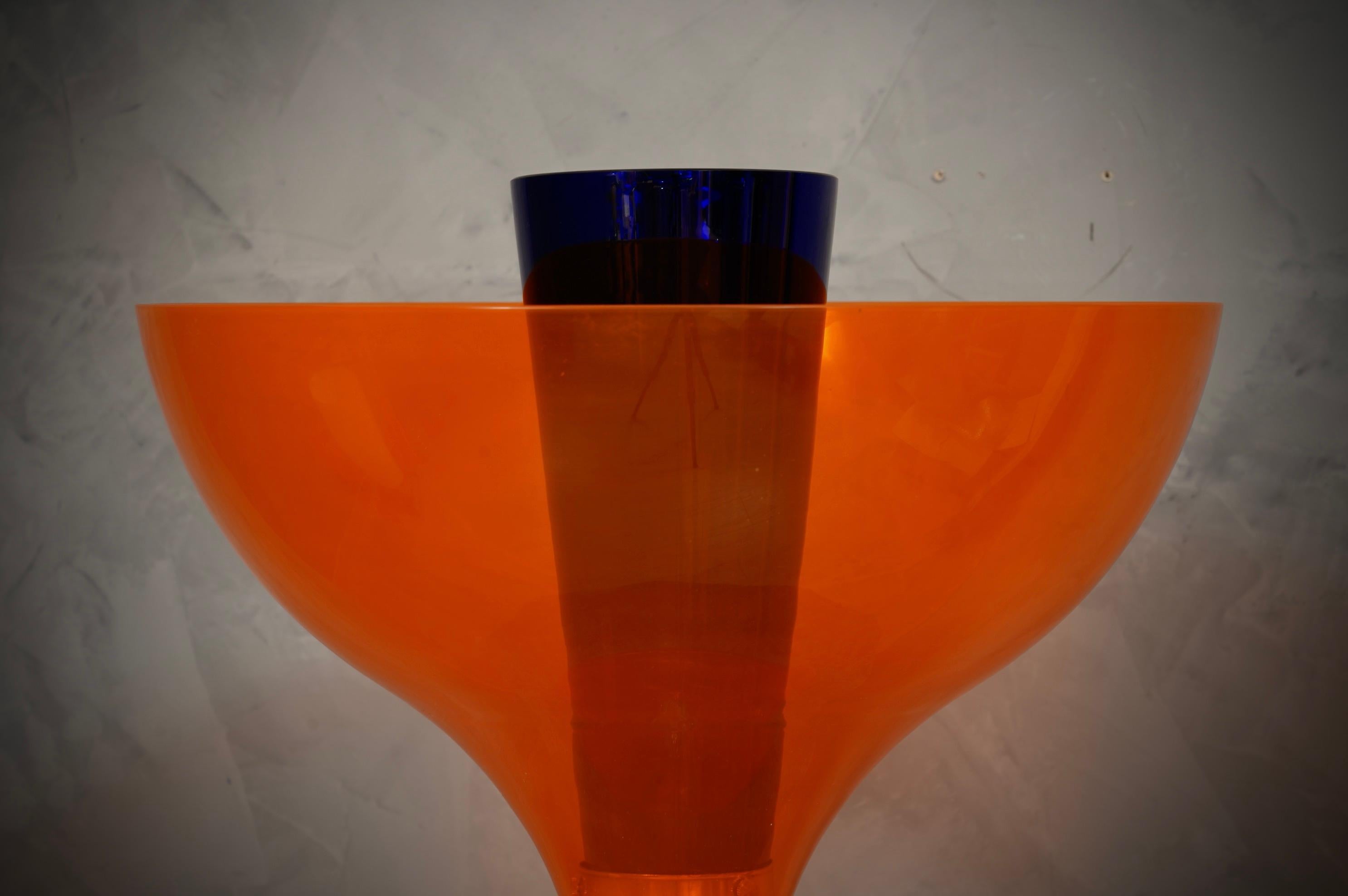 Mid-Century Modern Lampe de bureau de Murano en verre orange soufflé Vistosi et laiton, 1980 en vente