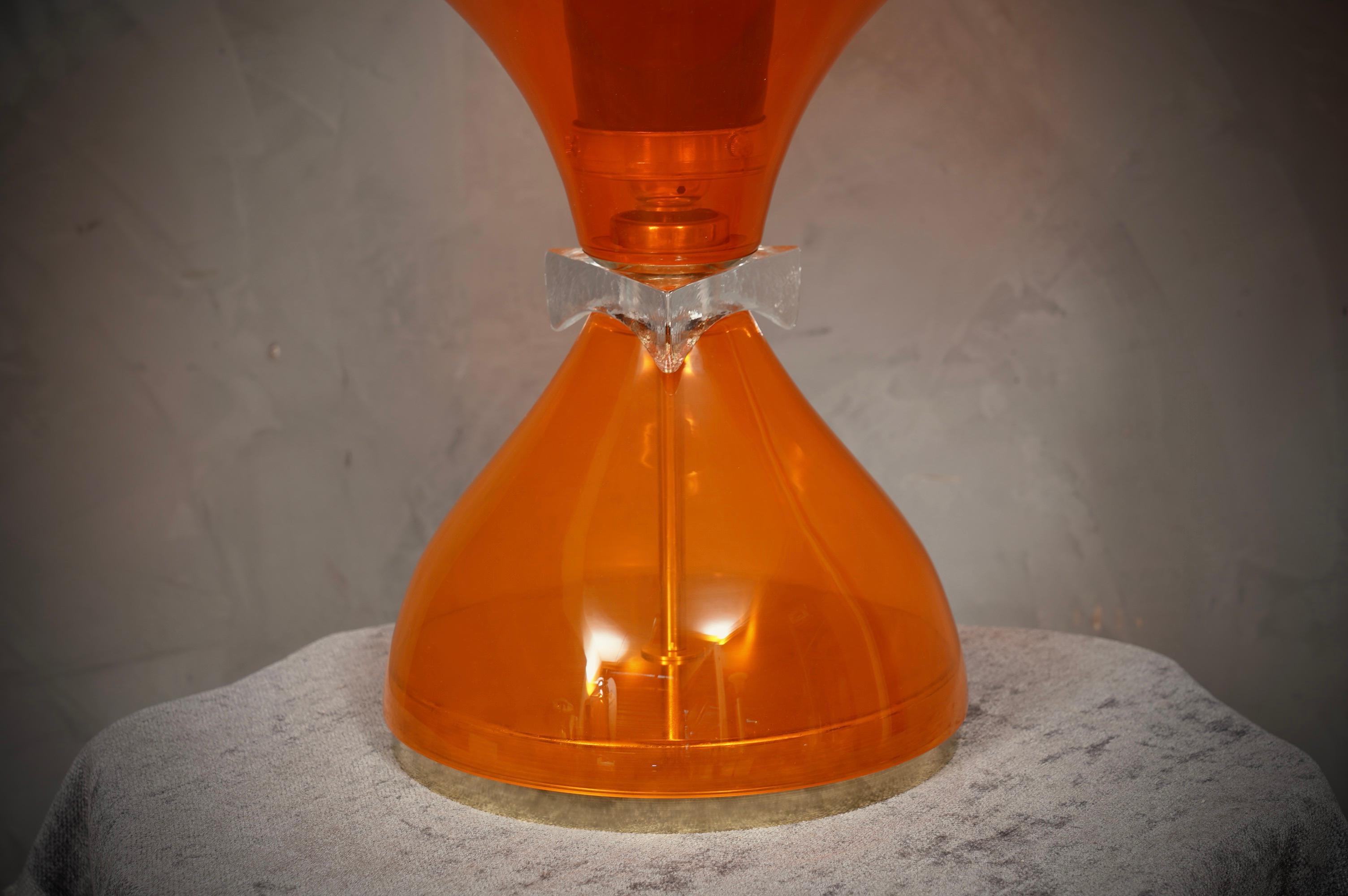 italien Lampe de bureau de Murano en verre orange soufflé Vistosi et laiton, 1980 en vente