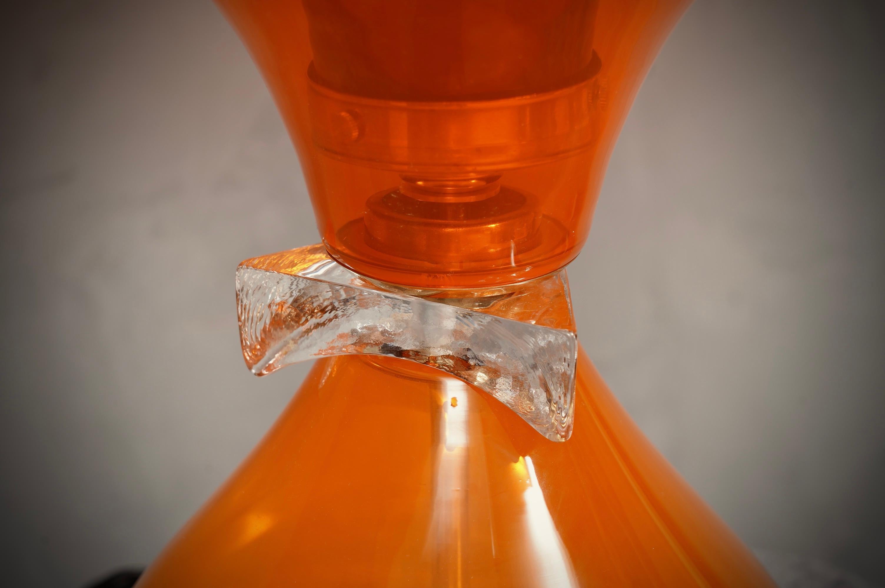 Lampe de bureau de Murano en verre orange soufflé Vistosi et laiton, 1980 Bon état - En vente à Rome, IT
