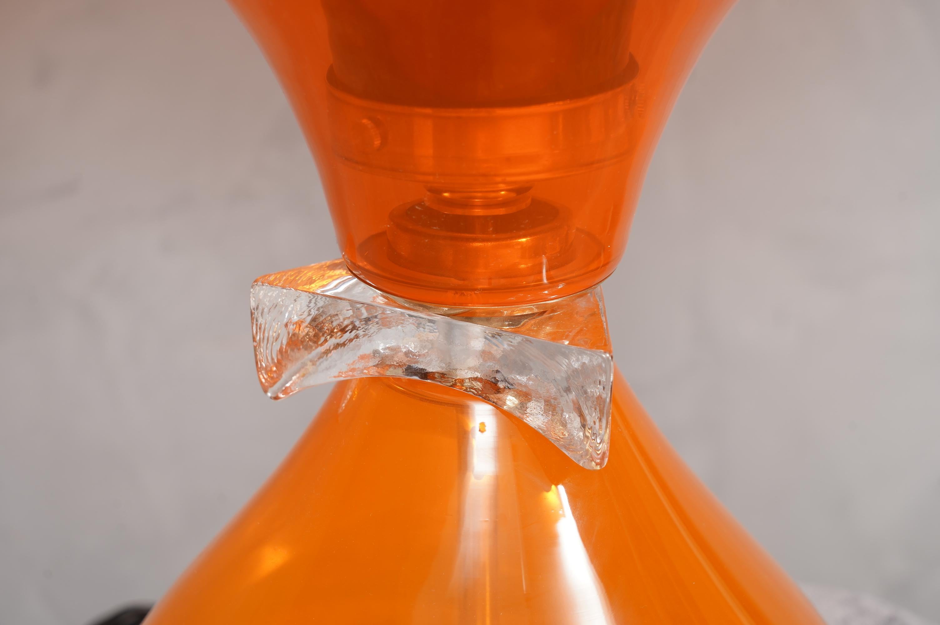 Murano in Style of Vistosi Blown Orange Glass and Brass Table Lamp, 1980 In Good Condition For Sale In Rome, IT