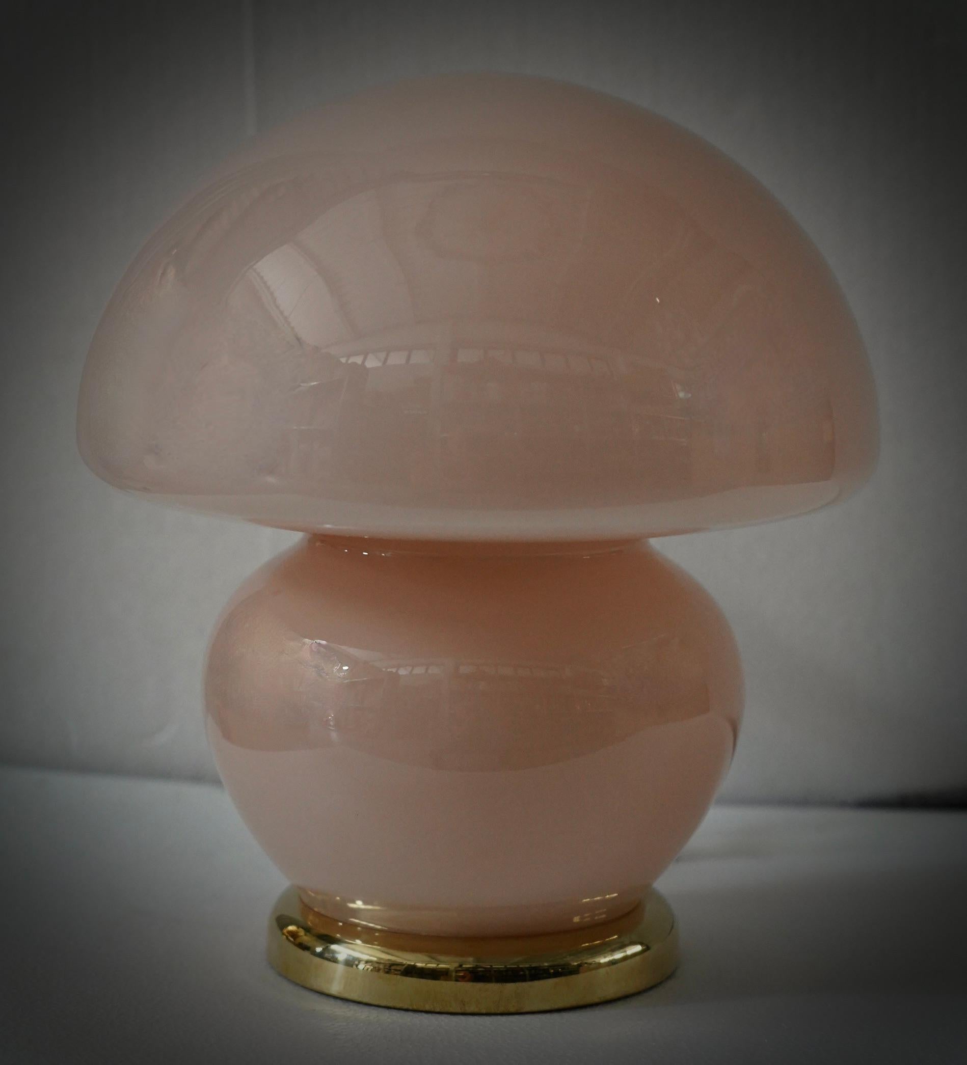 Precioso y único cristal de Murano rosa soplado a mano, con un diseño clásico pero original, una forma que recuerda a una pequeña seta; el cristal soplado a mano es de un color suave y delicado y combinará perfectamente con tu hogar. Los hornos de