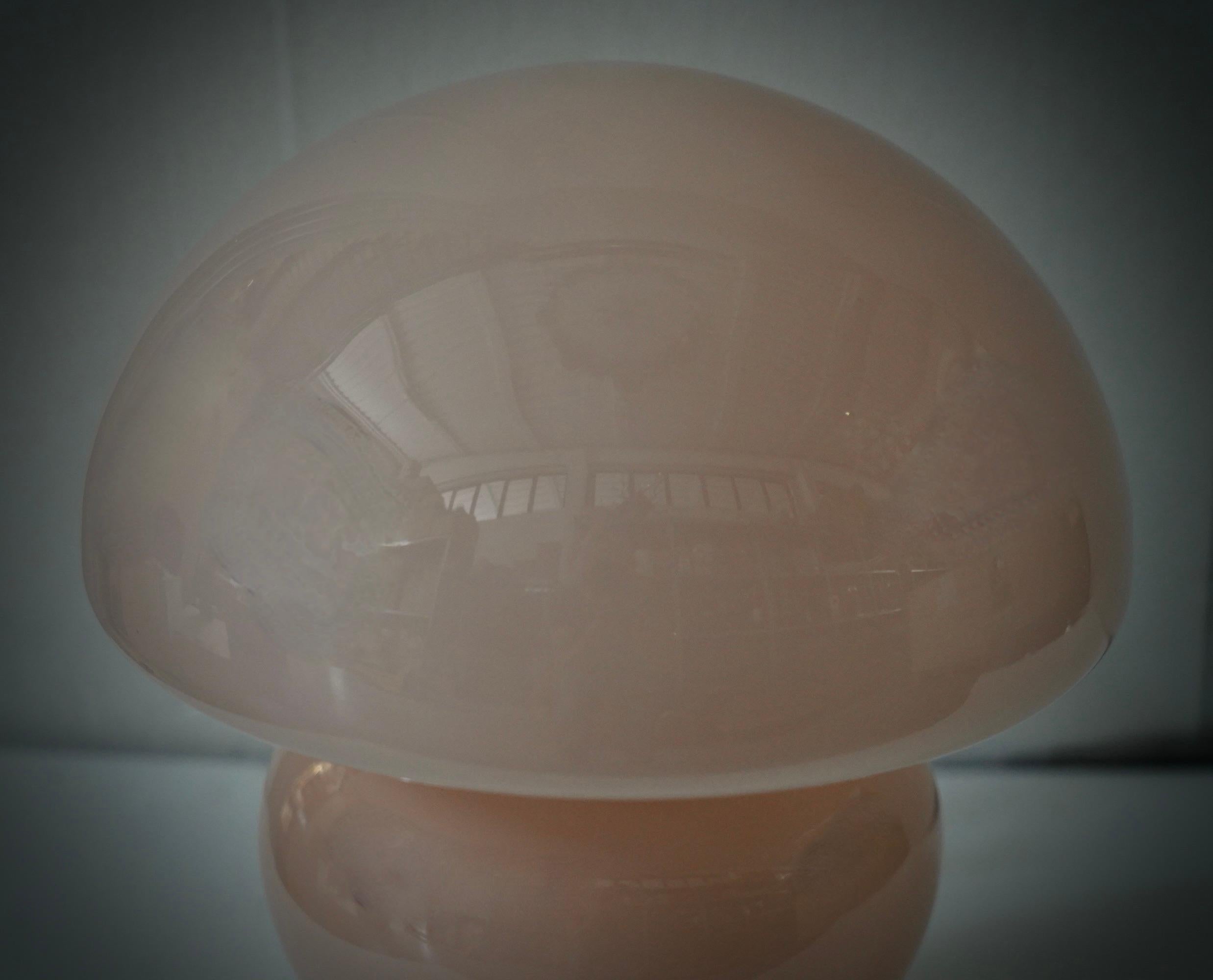 Lámpara de sobremesa de cristal soplado rosa y latón de Murano al estilo de Vistosi, 1970 Moderno de mediados de siglo en venta
