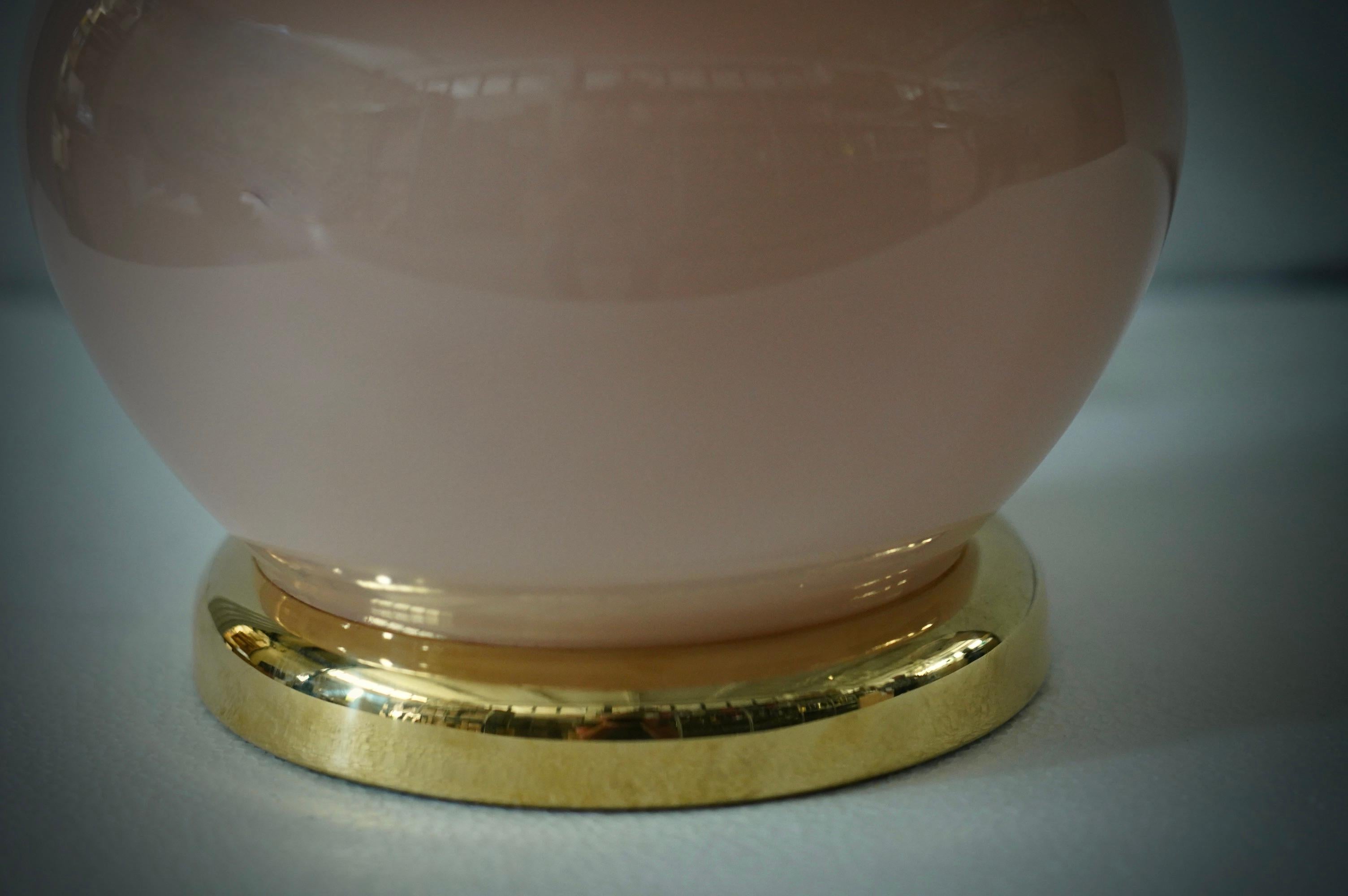 Lámpara de sobremesa de cristal soplado rosa y latón de Murano al estilo de Vistosi, 1970 en Bueno estado para la venta en Rome, IT