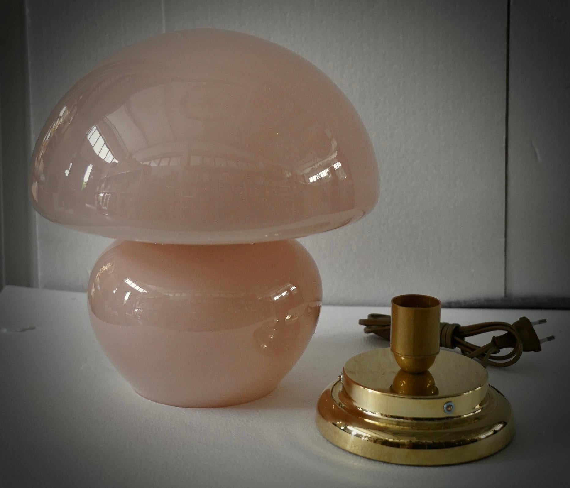 Lámpara de sobremesa de cristal soplado rosa y latón de Murano al estilo de Vistosi, 1970 finales del siglo XX en venta