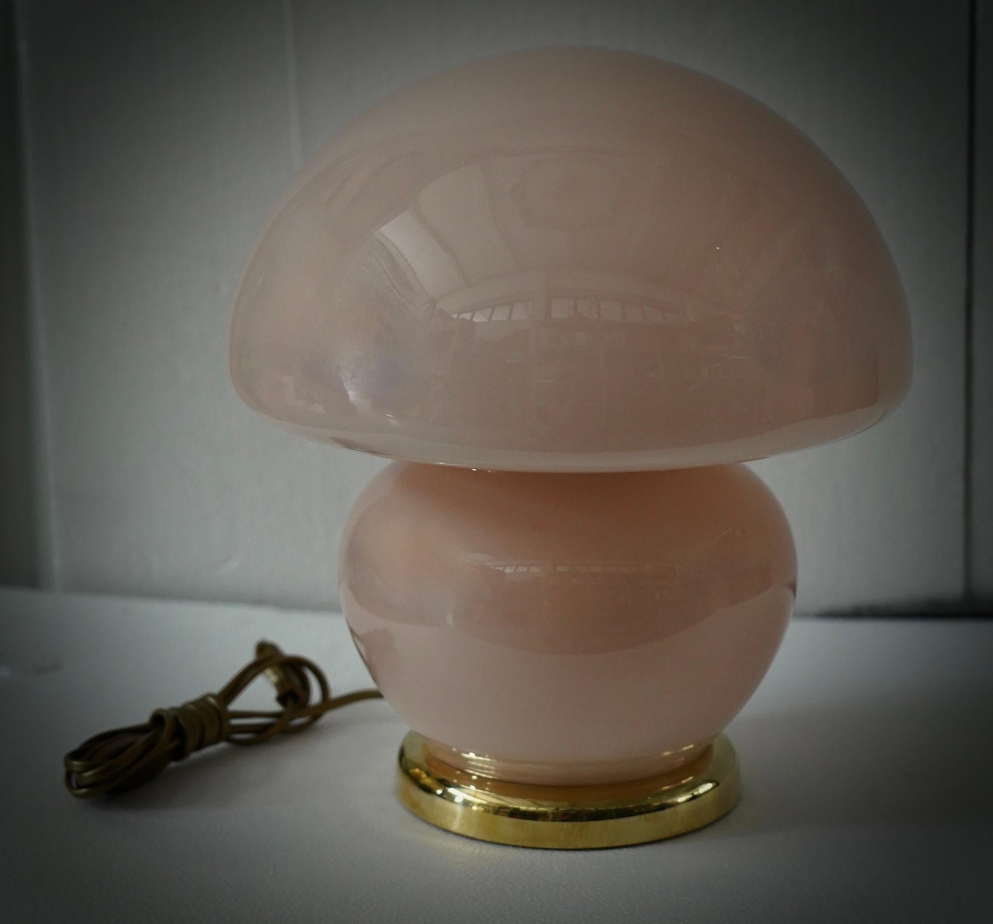 Lámpara de sobremesa de cristal soplado rosa y latón de Murano al estilo de Vistosi, 1970 Latón en venta