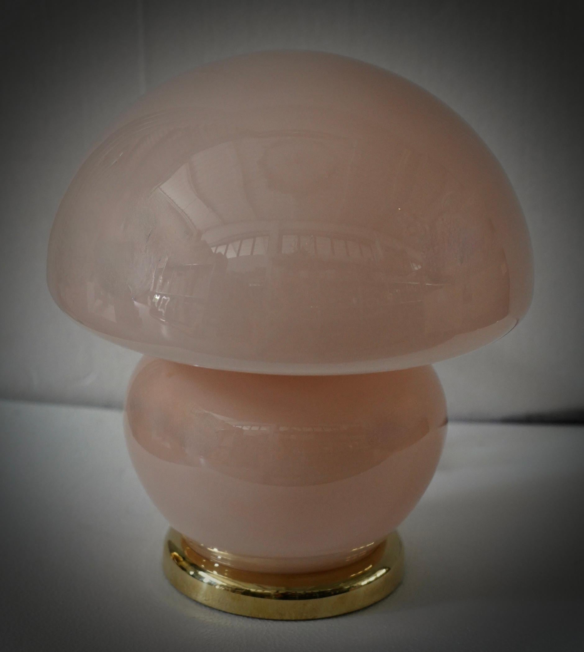 Lámpara de sobremesa de cristal soplado rosa y latón de Murano al estilo de Vistosi, 1970 en venta 1