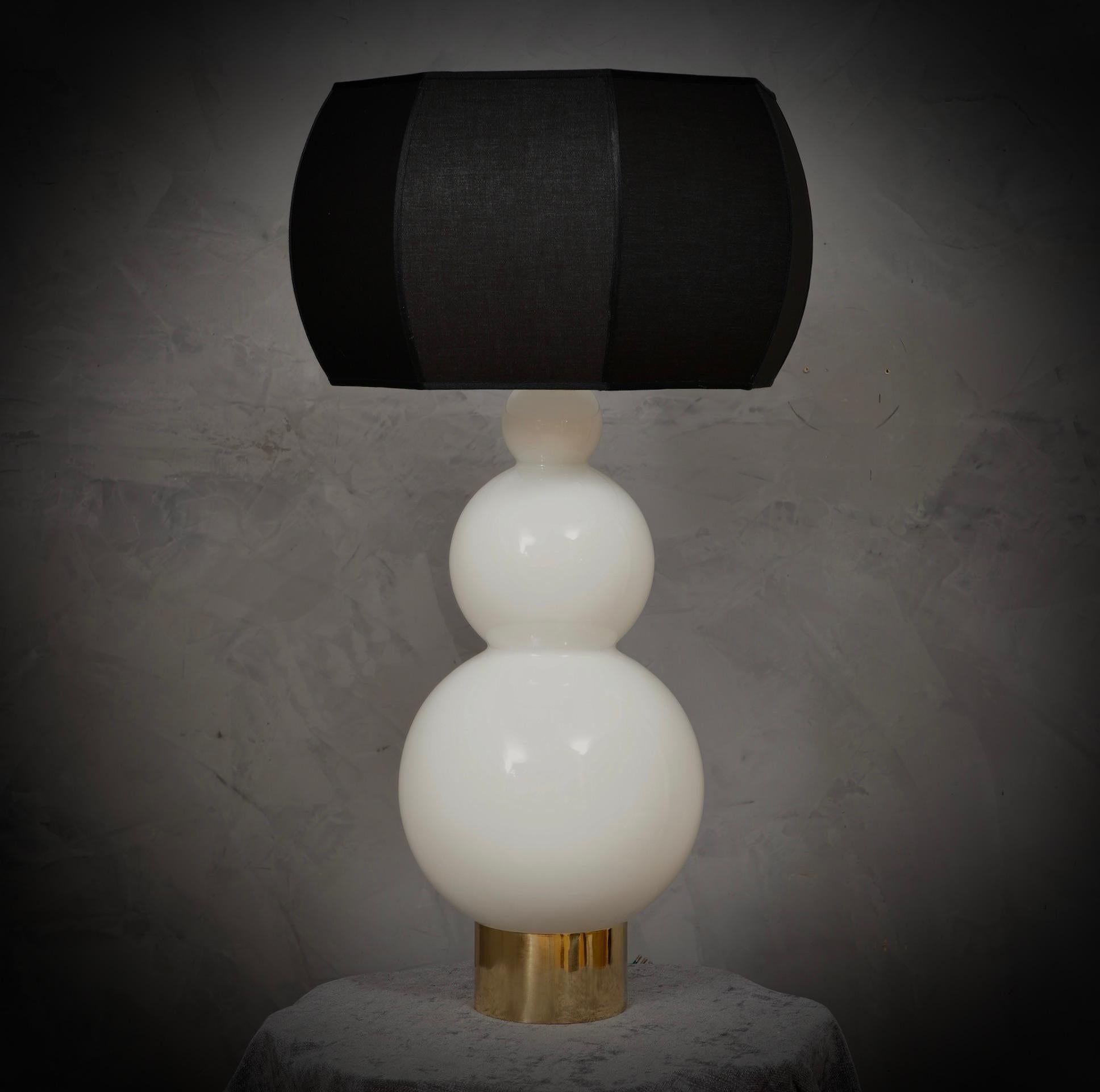 Murano im Stil von Vistosi Tischlampe aus geblasenem Weißglas und Messing, 1980 im Angebot 3