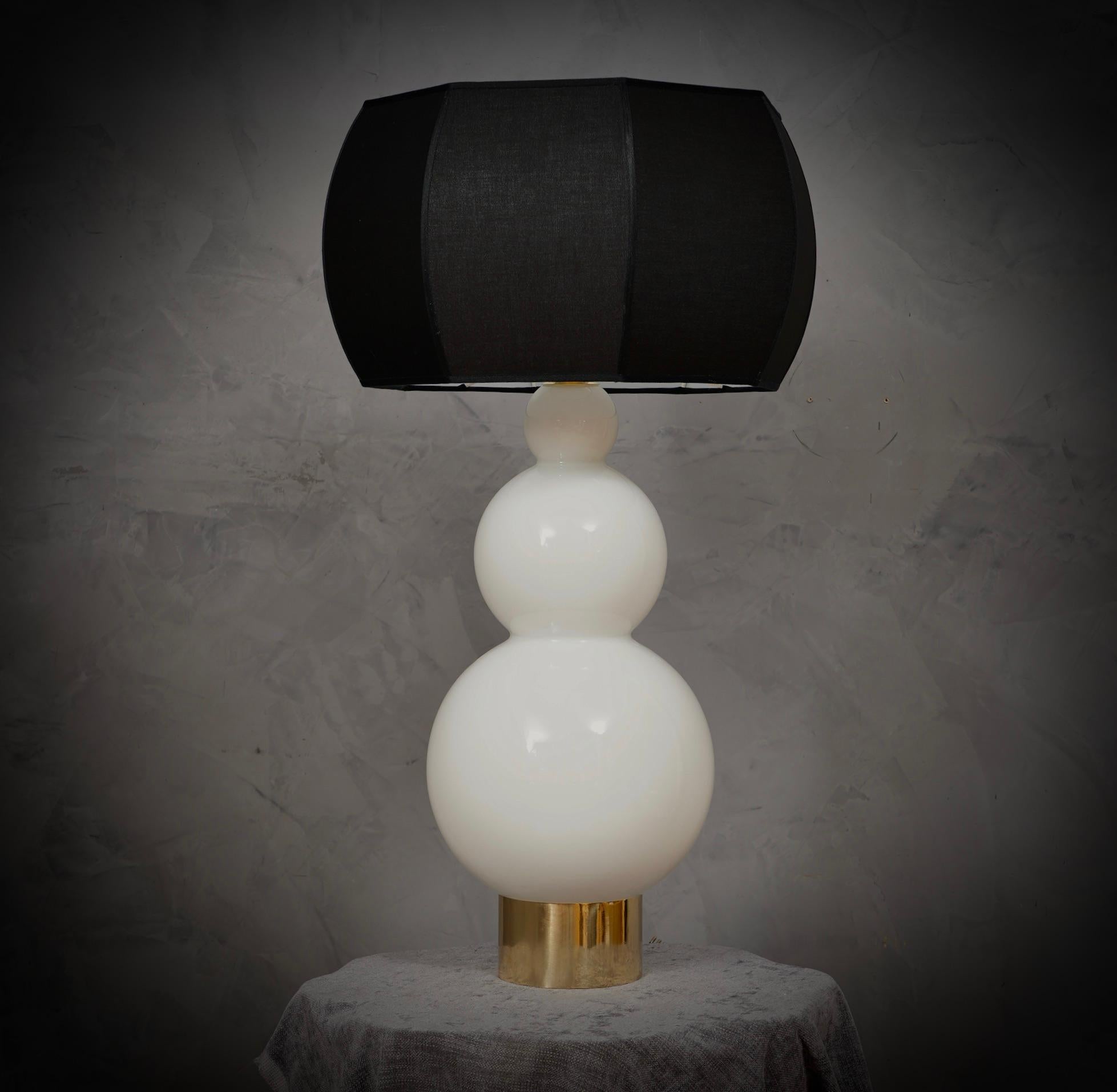 Kostbares und einzigartiges mundgeblasenes weißes Murano-Glas, klassisches aber originelles Design mit einem starken Kontrast zwischen dem Weiß des Glases und dem Schwarz des Lampenschirms.

Die Leuchte besteht aus einem reichhaltigen zylindrischen