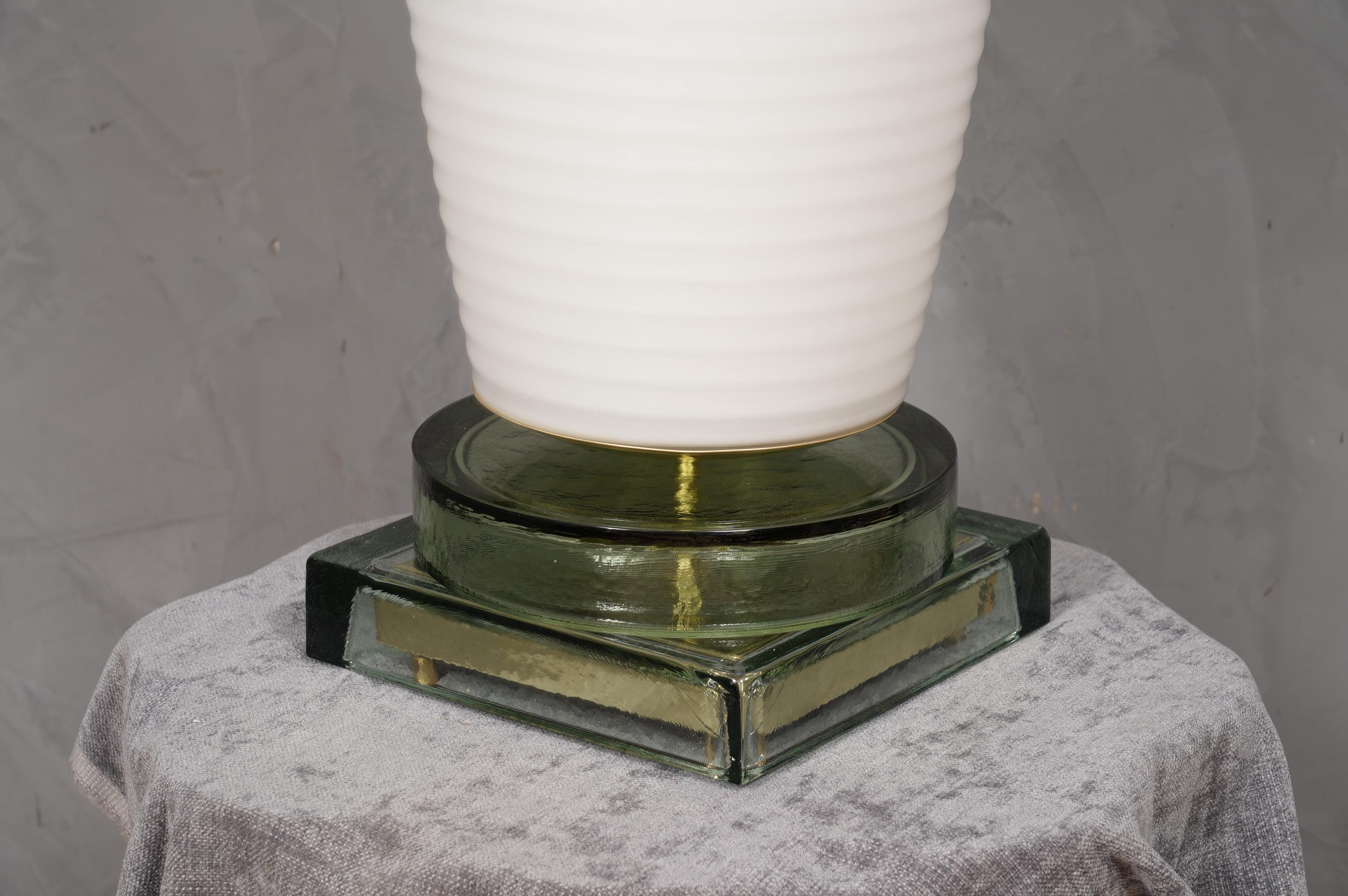 Mid-Century Modern Lampe de bureau en verre blanc soufflé de Murano dans le style de Vistosi et laiton, 1980 en vente