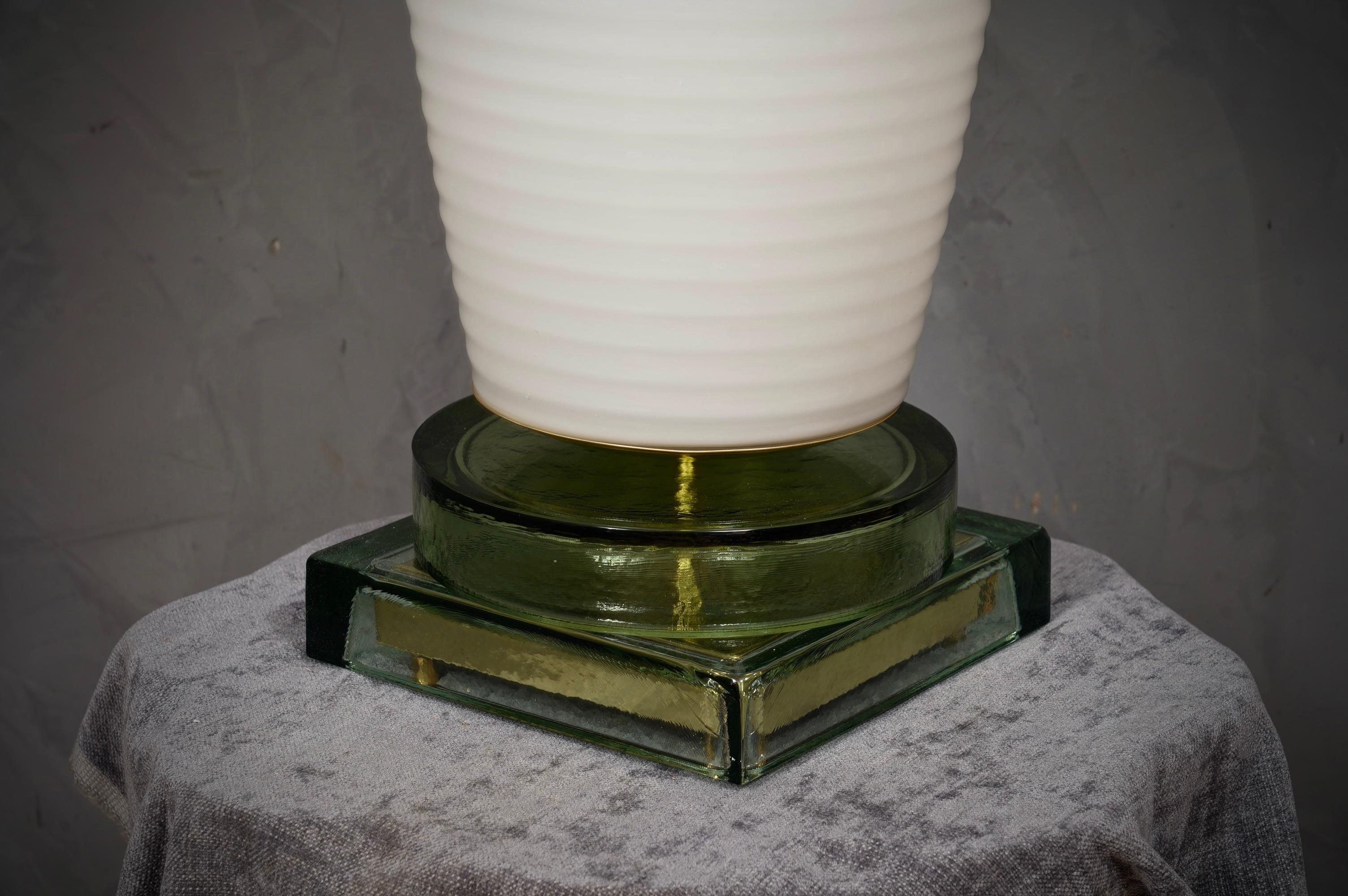 Murano im Stil von Vistosi Tischlampe aus geblasenem Weißglas und Messing, 1980 (Moderne der Mitte des Jahrhunderts) im Angebot